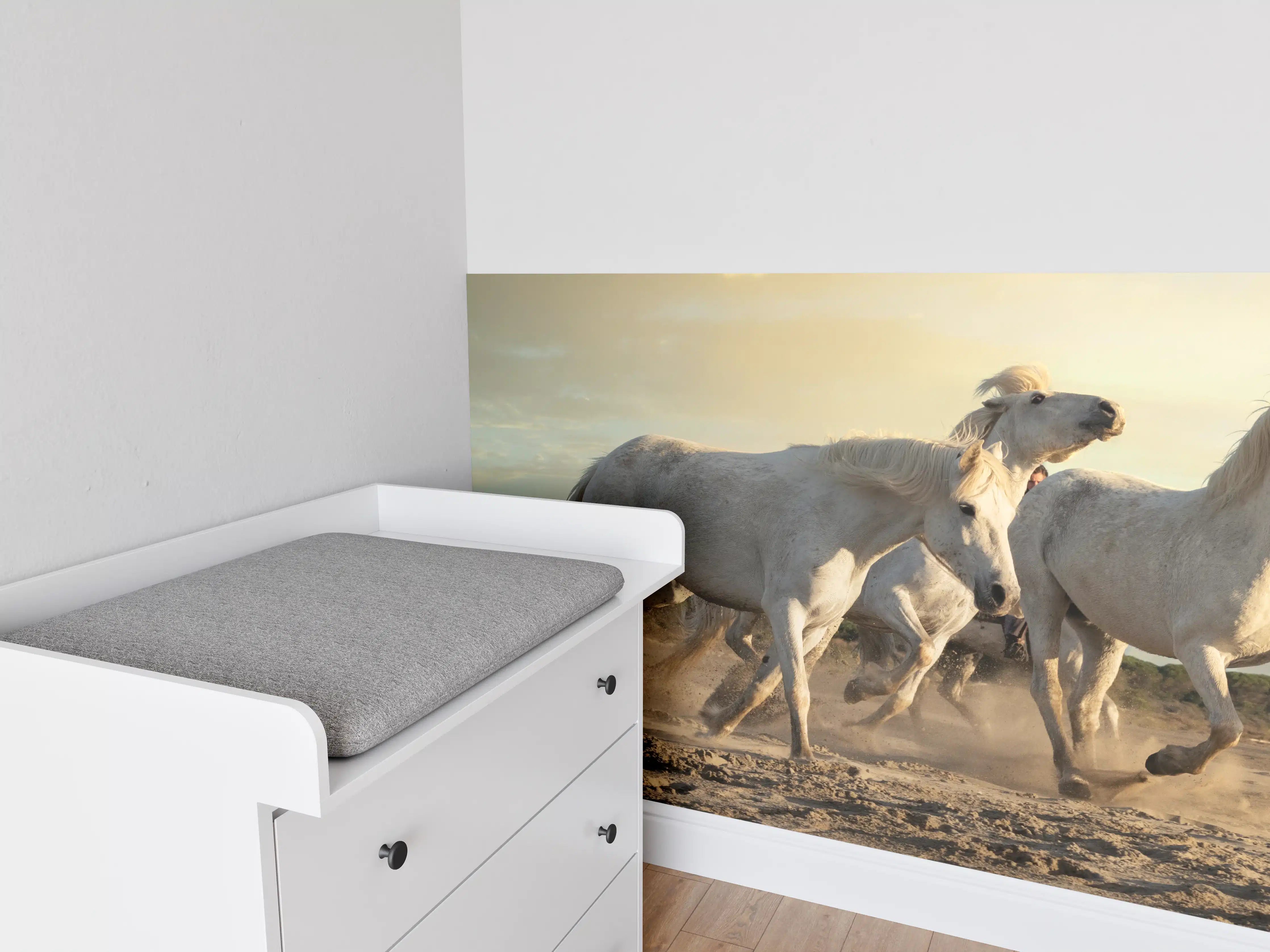 Babyzimmer Wandgestaltung - Weiße Pferde in der Natur bei Sonnenuntergang
