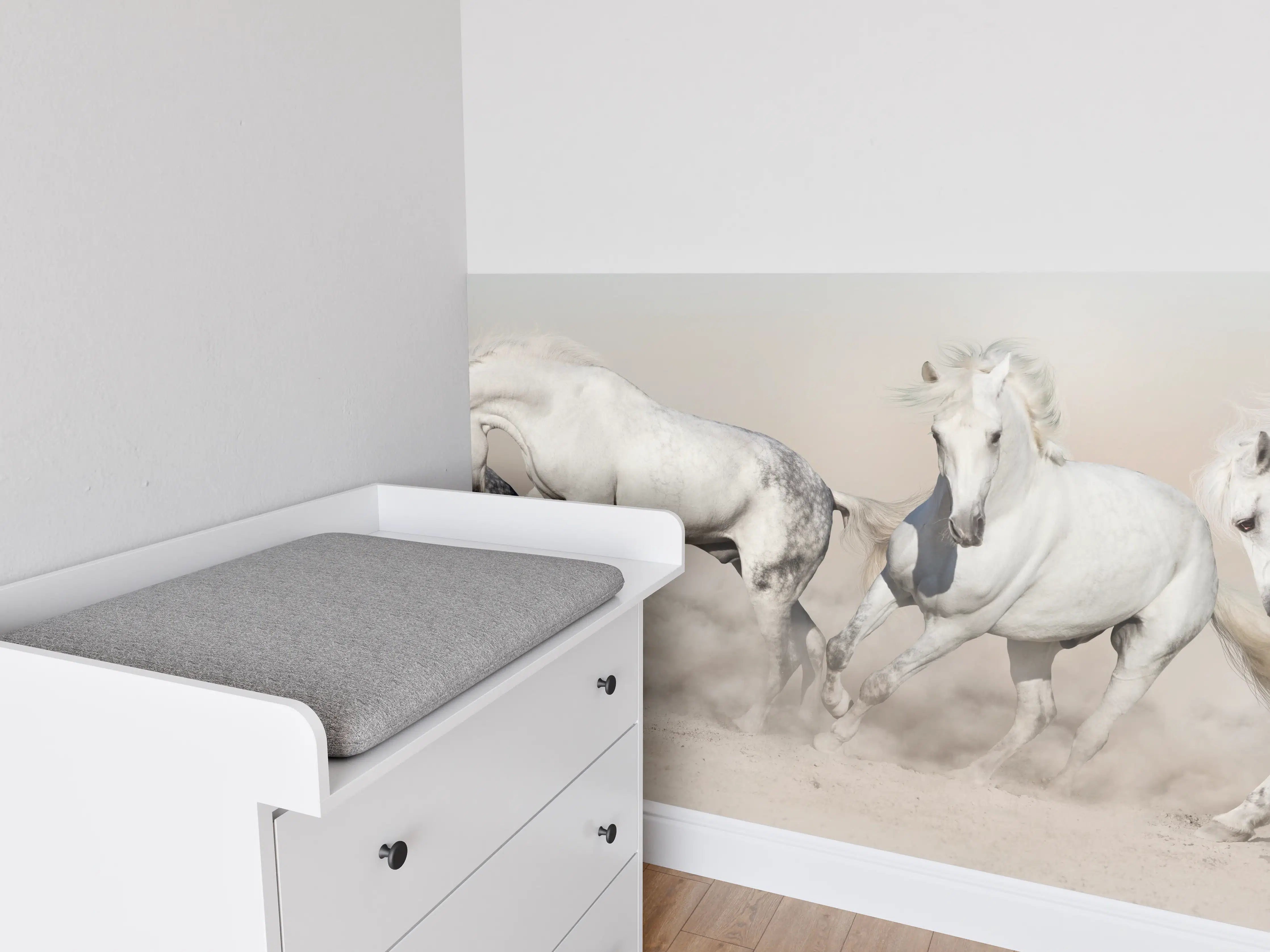 Babyzimmer Wandgestaltung - Weiße Pferdeherde Wüstenstaub