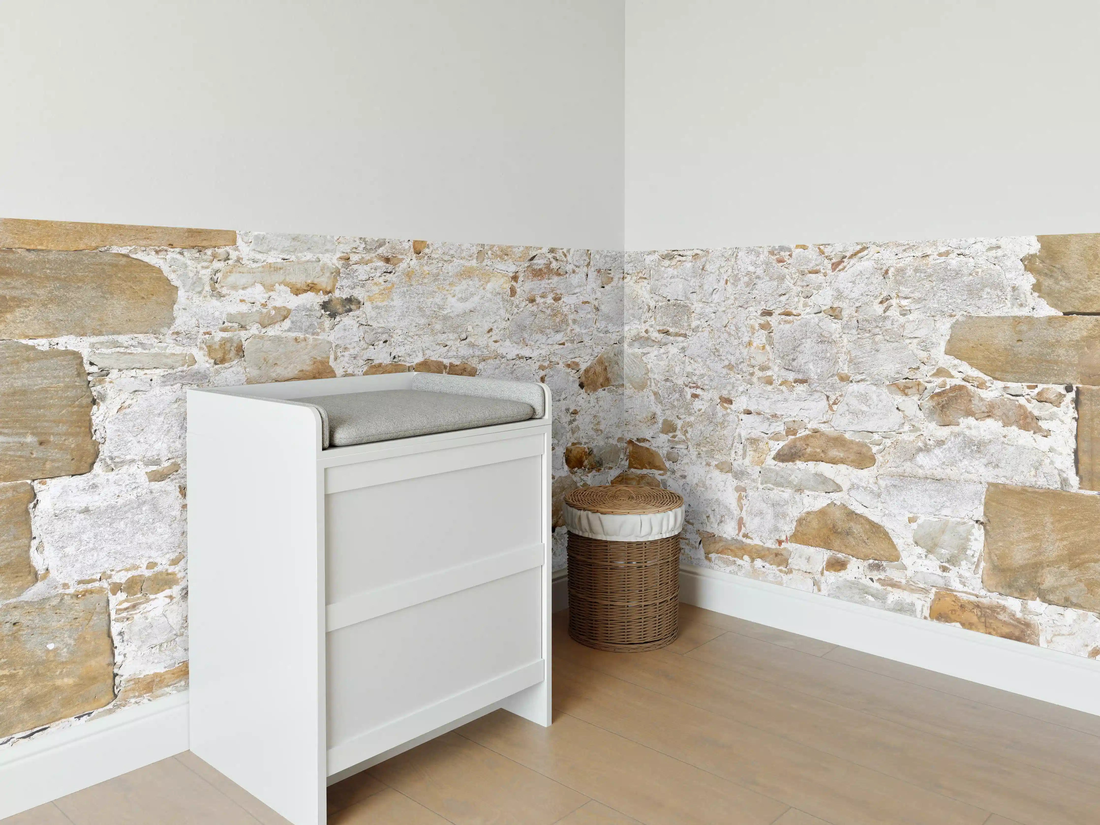 Babyzimmer Wandgestaltung - Weiße Steinmauer mit grauer Textur