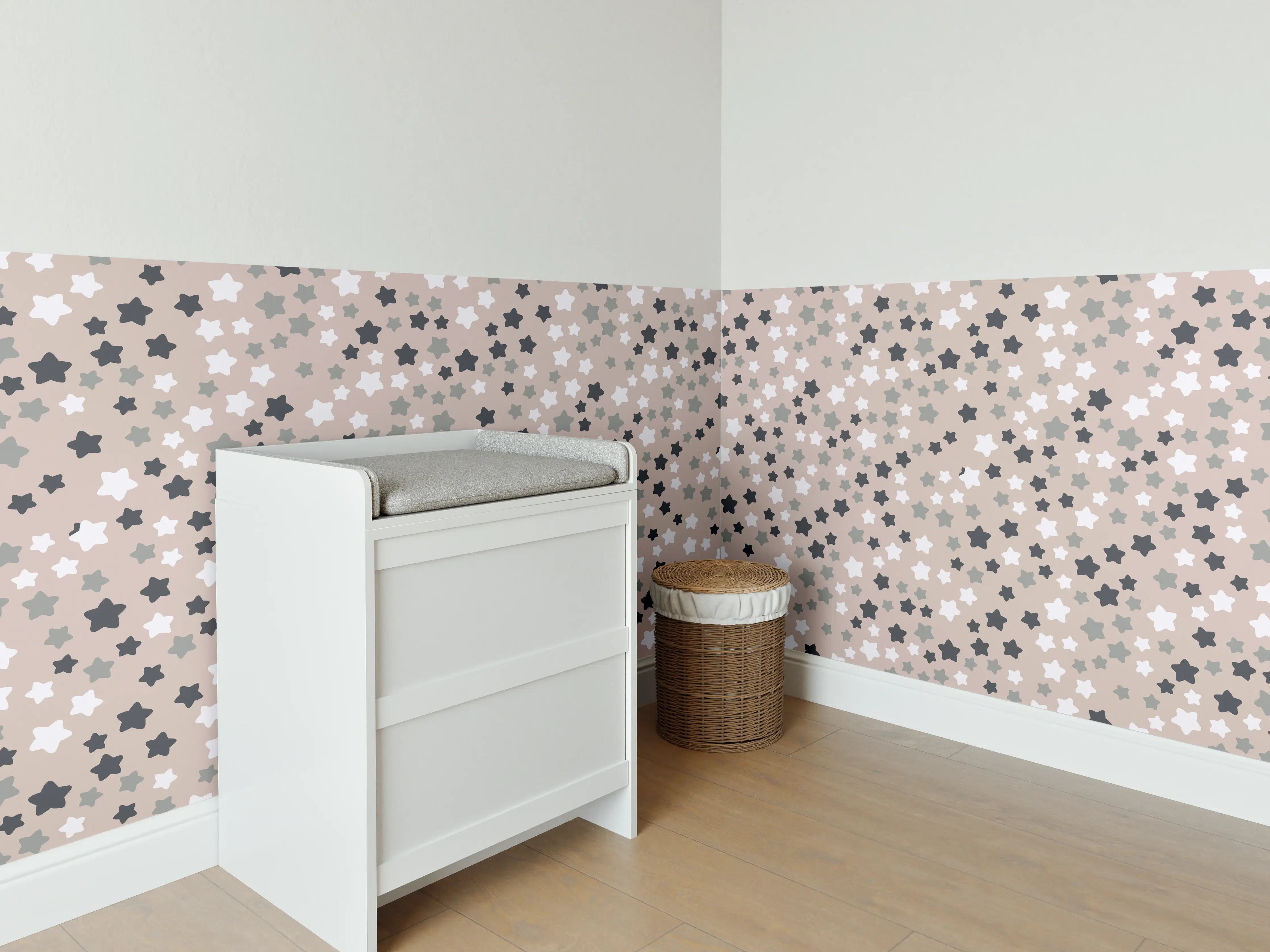 Babyzimmer Wandgestaltung - Weiße Wand mit grauem Sternenmuster