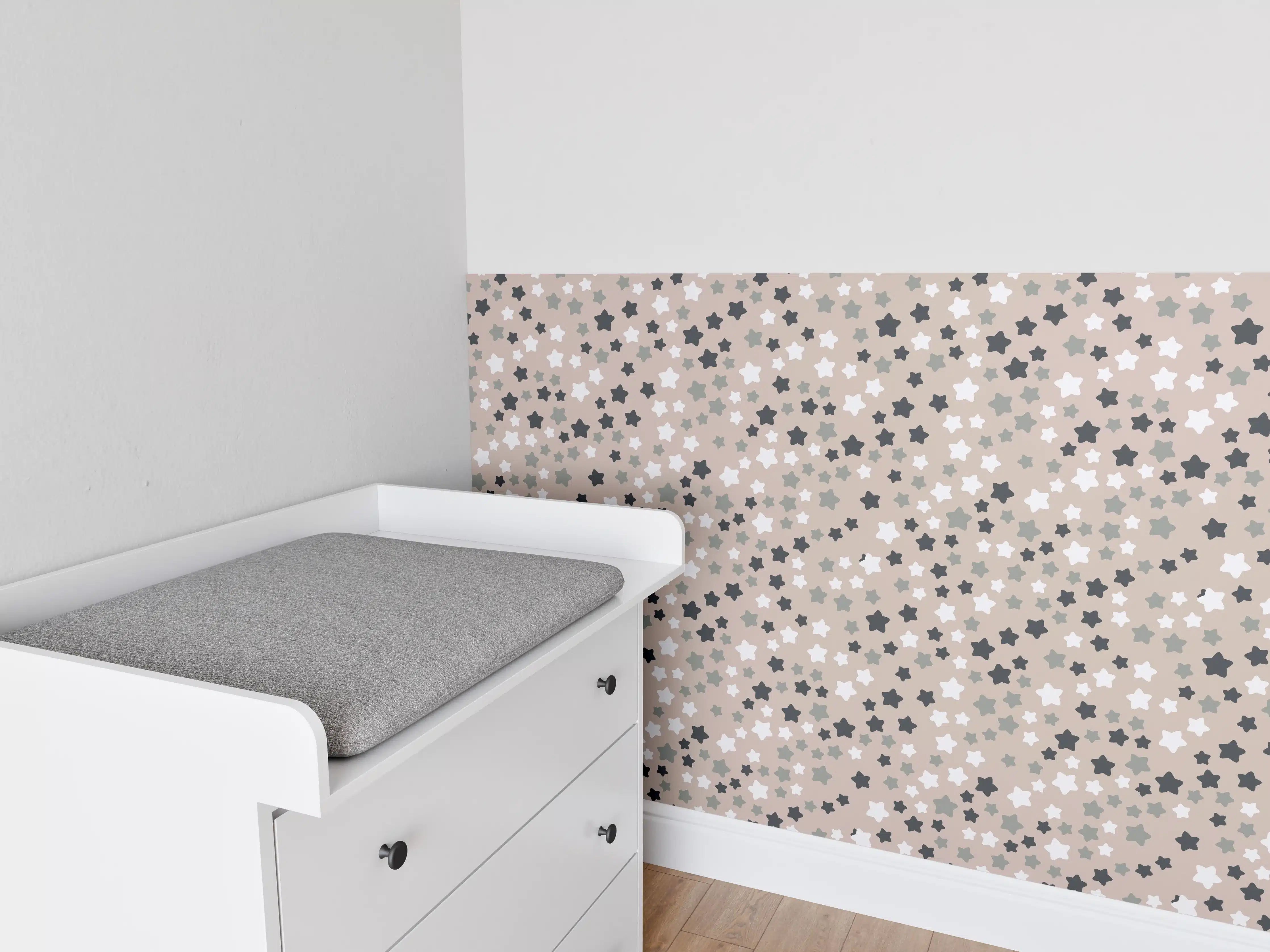 Babyzimmer Wandgestaltung - Weiße Wand mit grauem Sternenmuster
