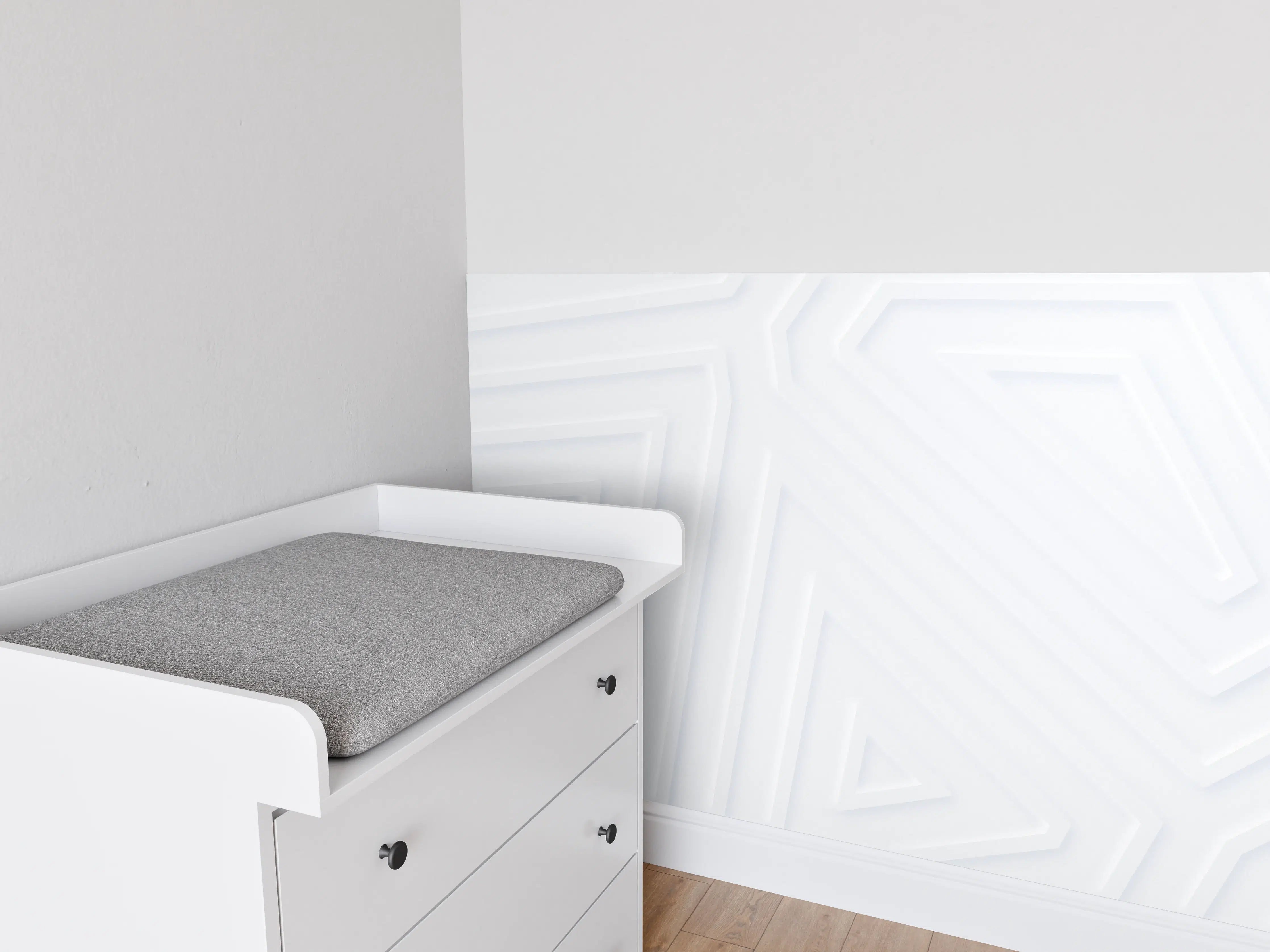 Babyzimmer Wandgestaltung - Weiße Wand mit subtilen geometrischen Mustern