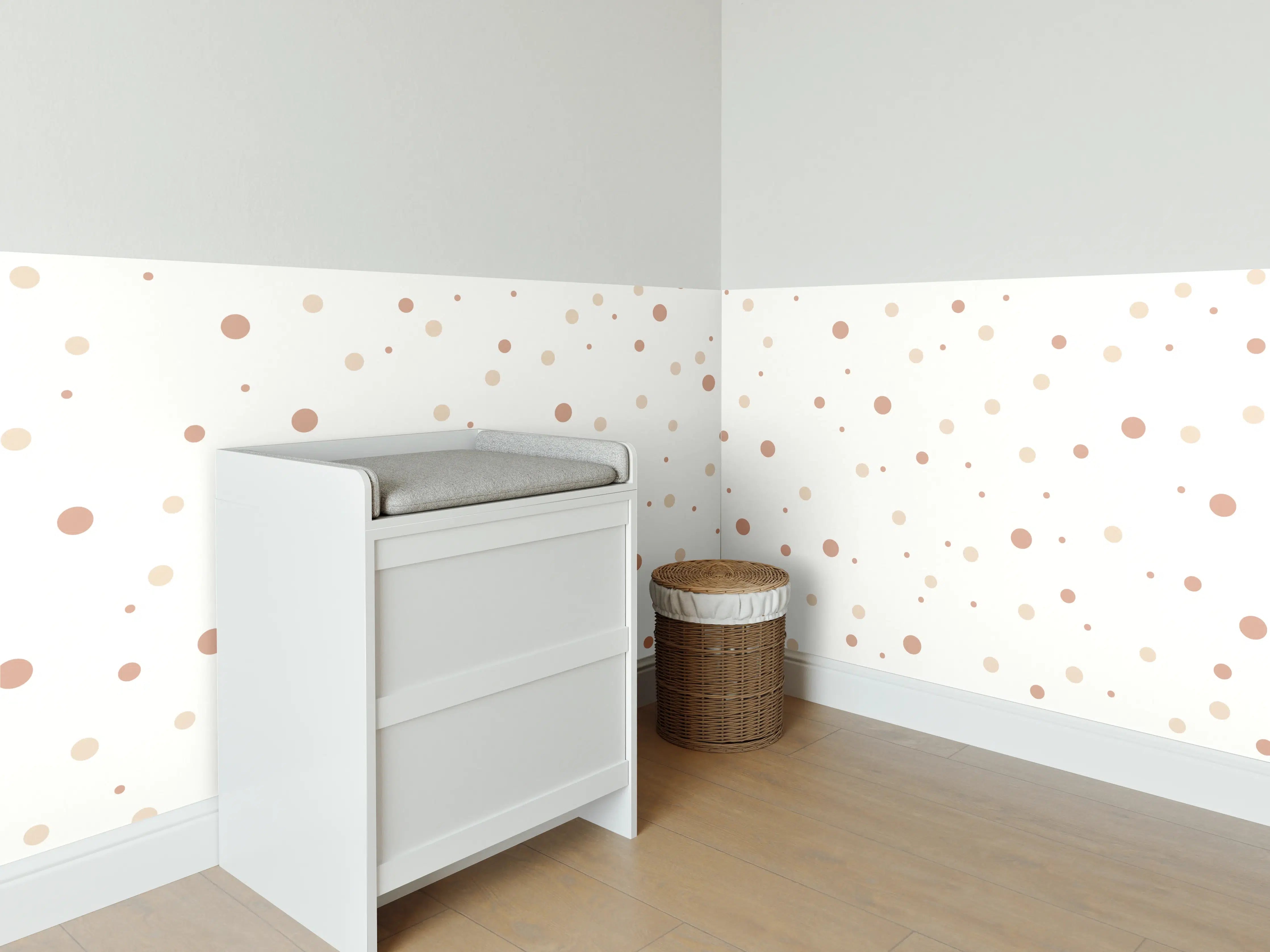 Babyzimmer Wandgestaltung - Weiße Wand mit zarten Beigetönen und feinem Punktmuster