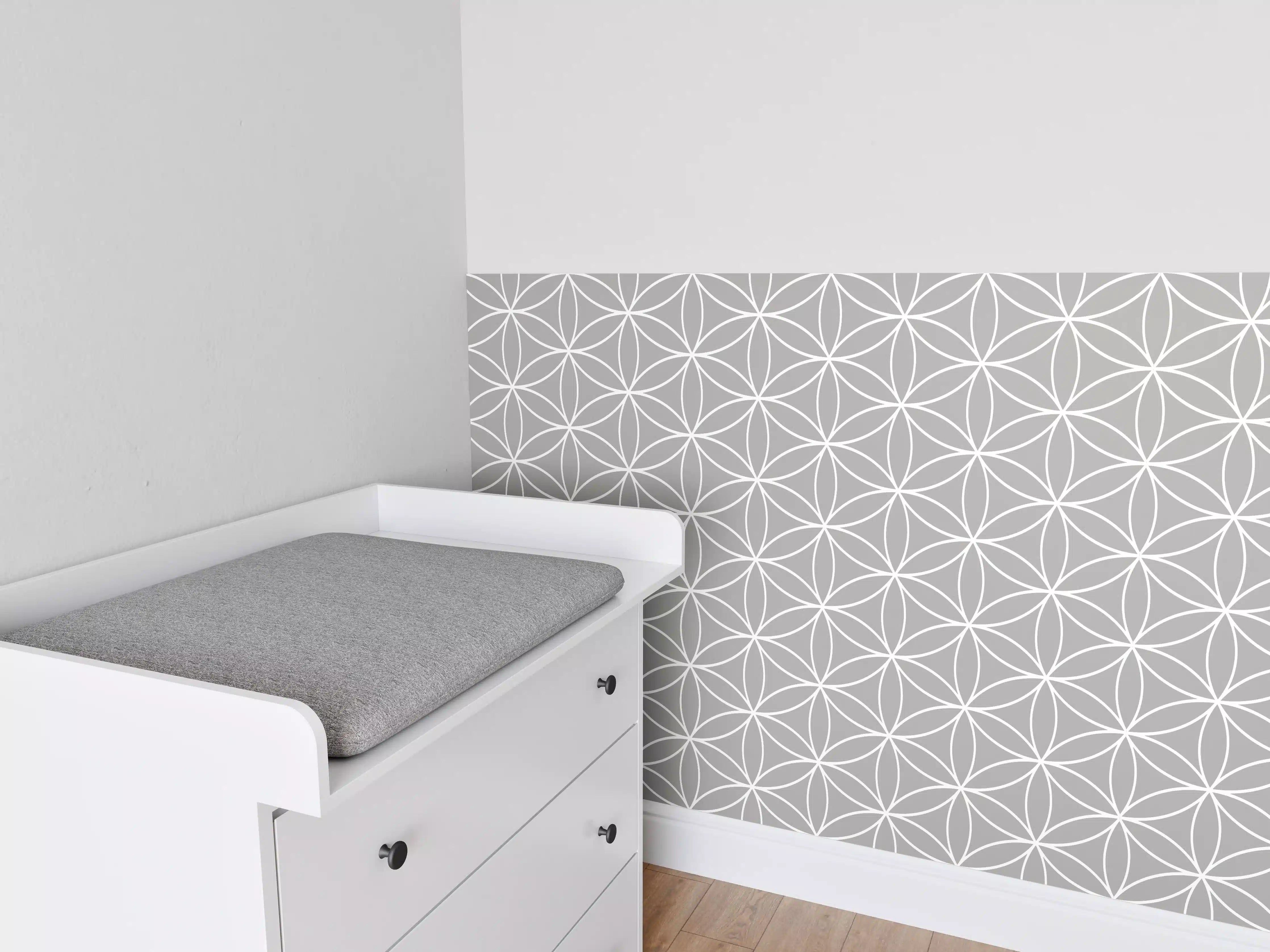 Babyzimmer Wandgestaltung - Weiße geometrische Fliesen mit zarten Grautönen