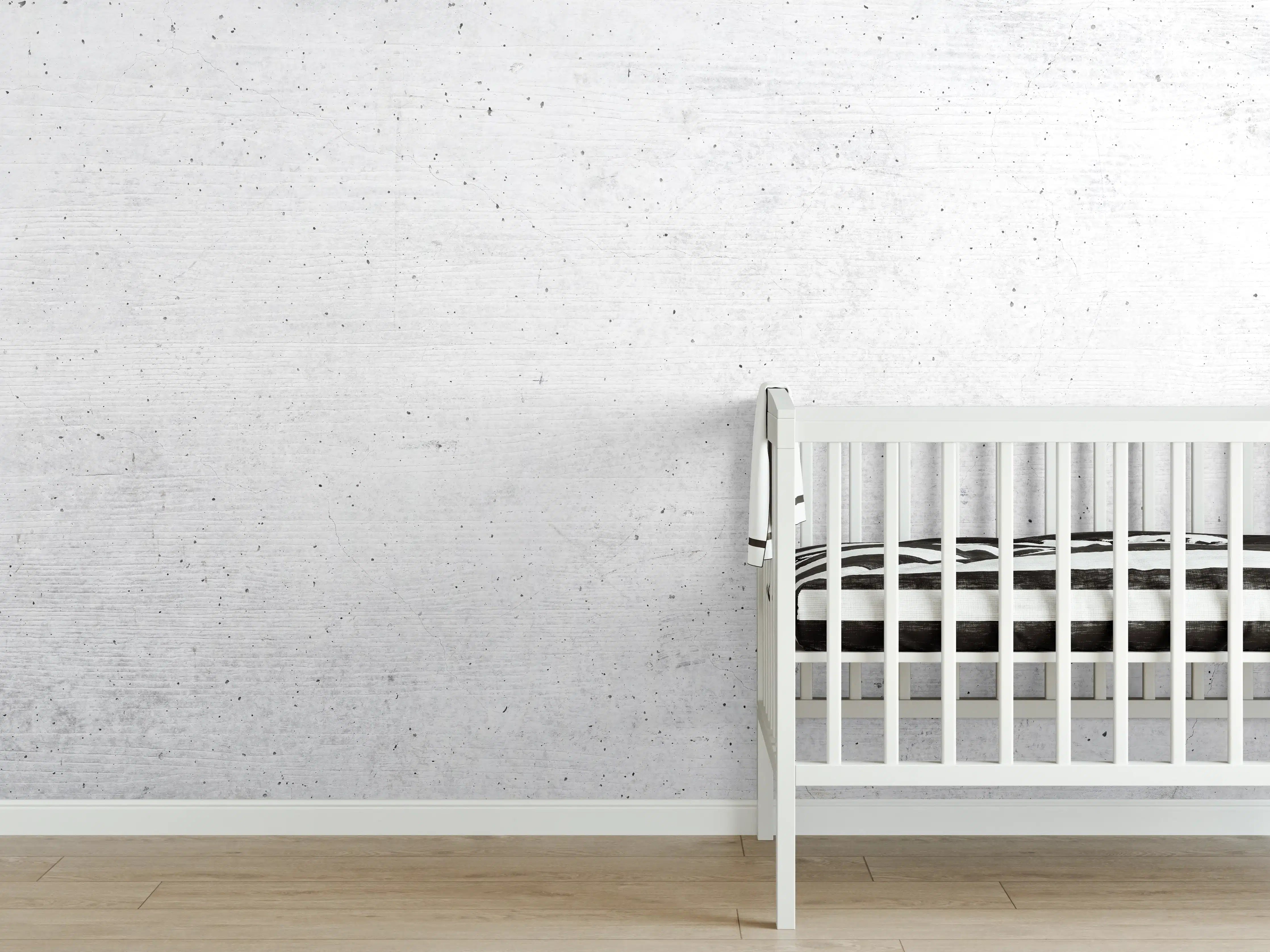 Babyzimmer Wandgestaltung - Weiße historische Betonwand