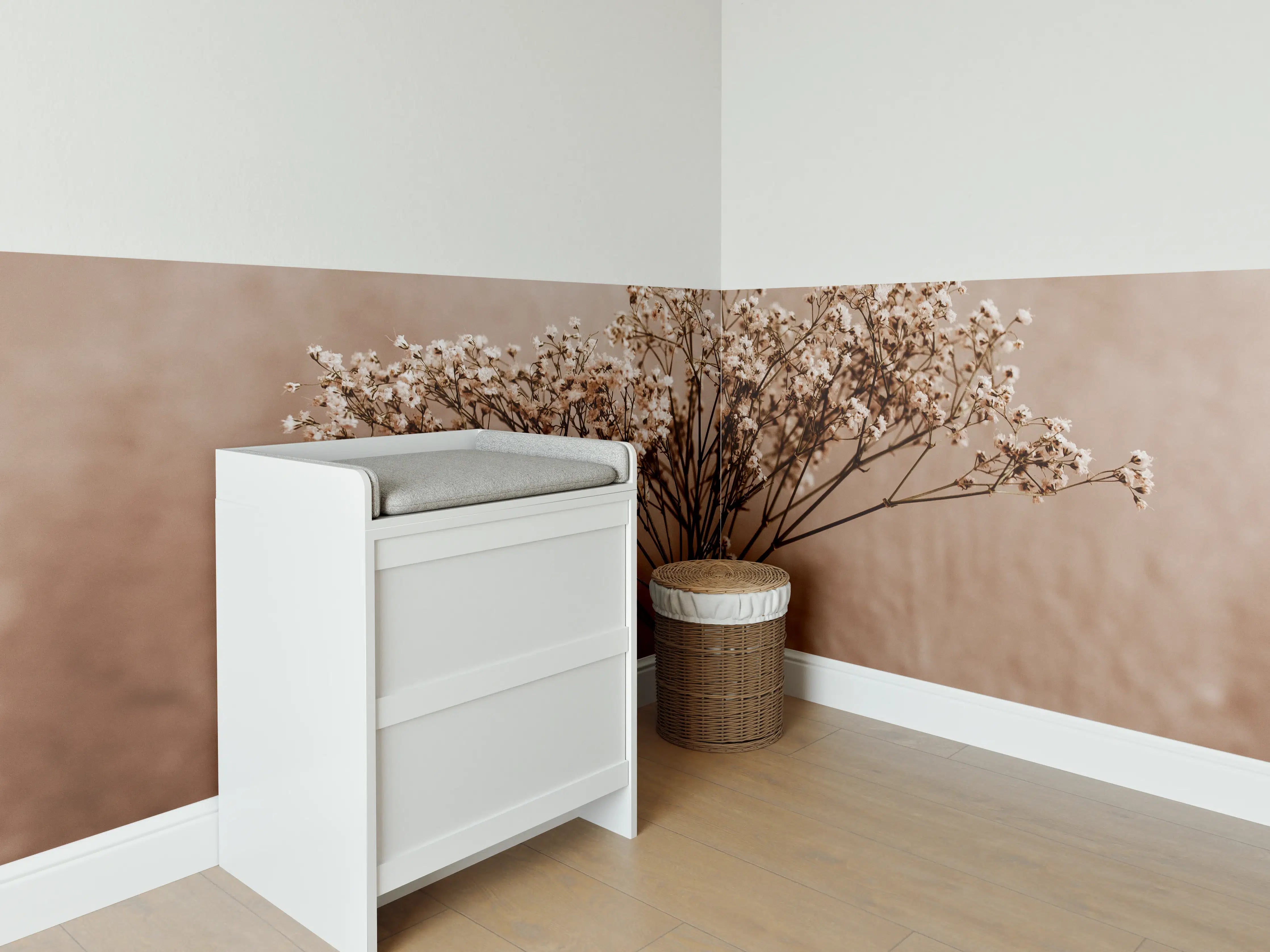 Babyzimmer Wandgestaltung - Weiße wilde getrocknete Blumen