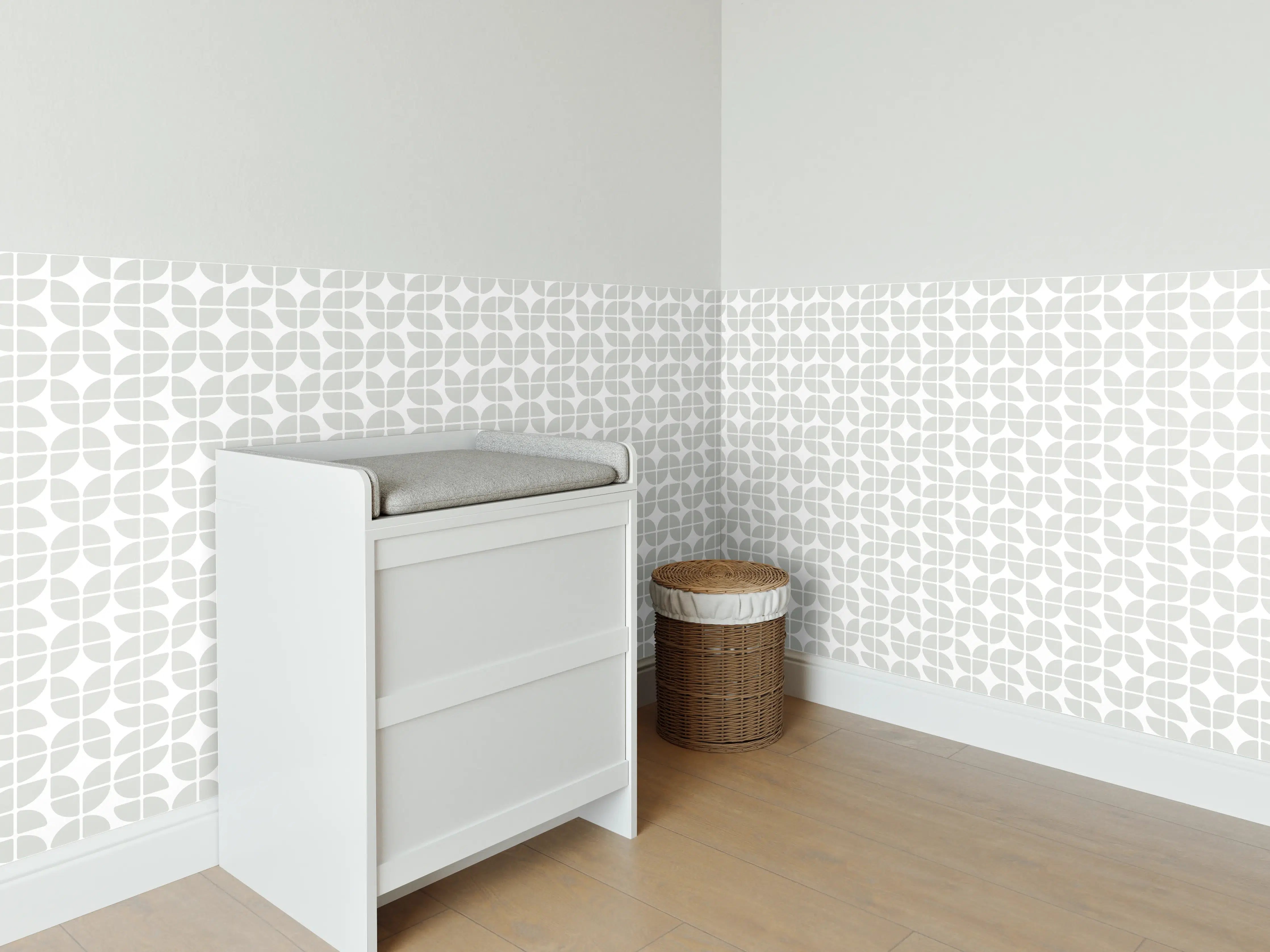 Babyzimmer Wandgestaltung - Weiße, elegante Fliesen mit grauem Muster