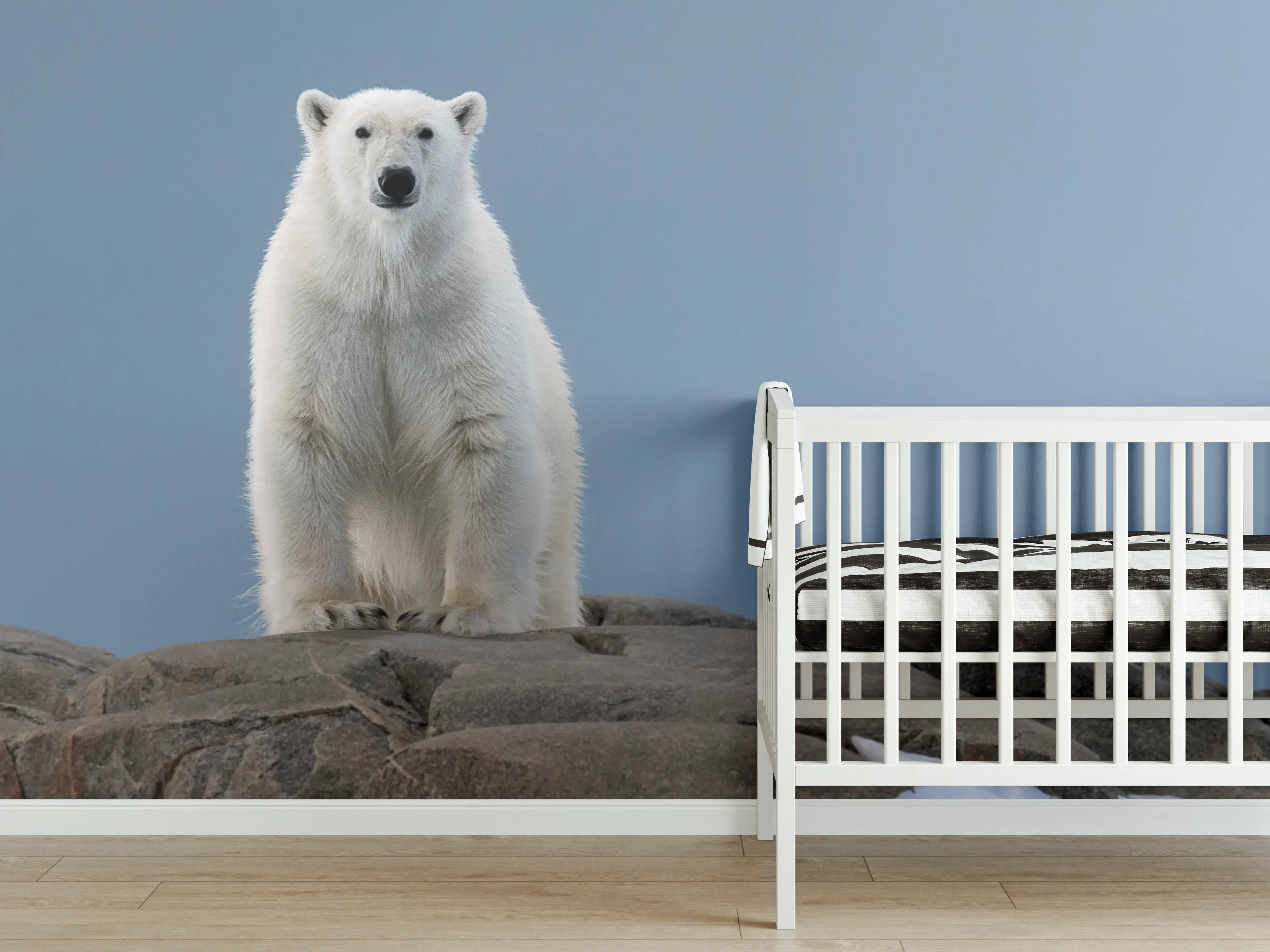 Babyzimmer Wandgestaltung - Weißer Eisbär auf Felsen unter blauem Himmel