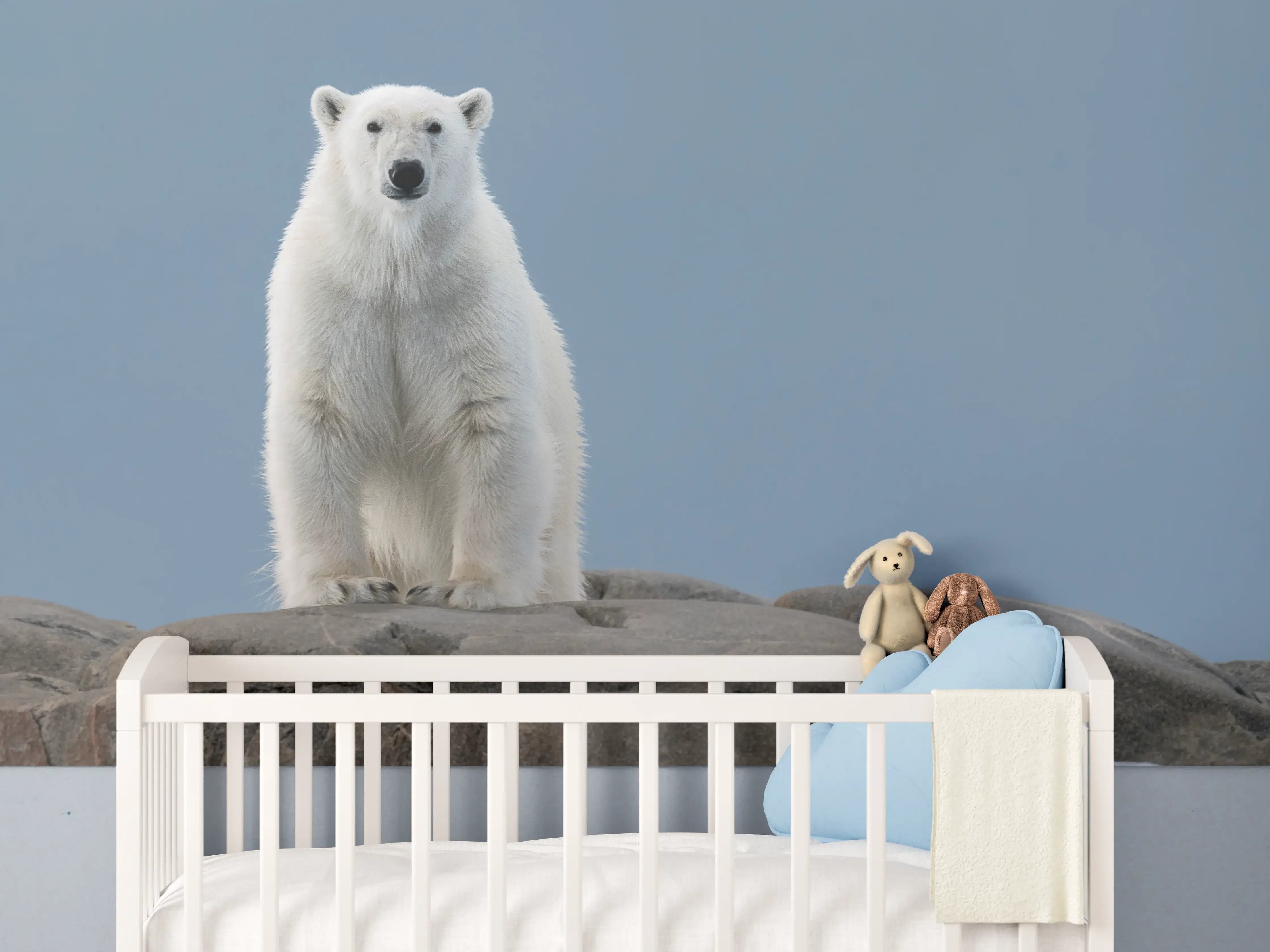 Babyzimmer Wandgestaltung - Weißer Eisbär auf Felsen unter blauem Himmel