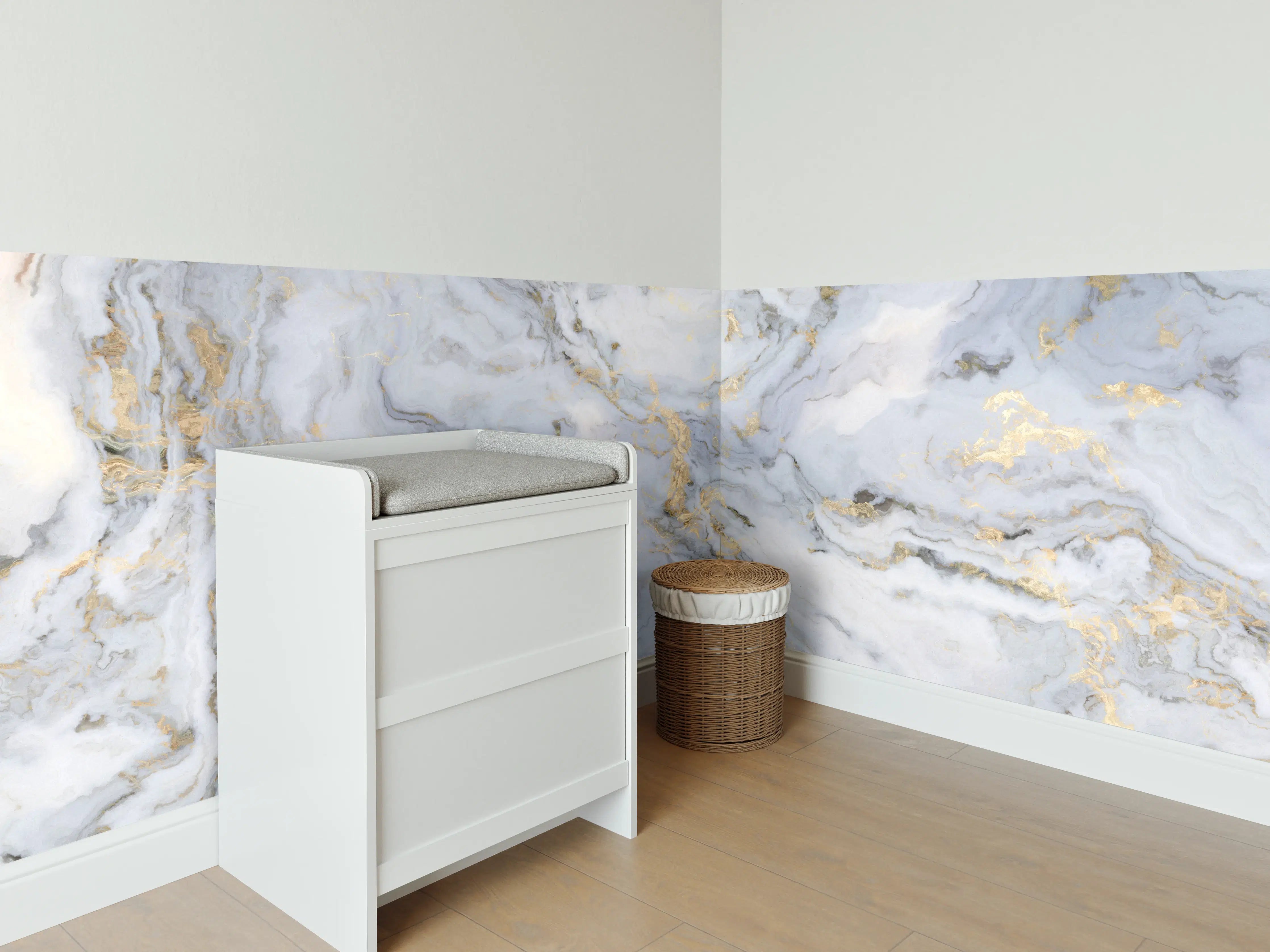 Babyzimmer Wandgestaltung - Weißer Marmor mit Goldelementen