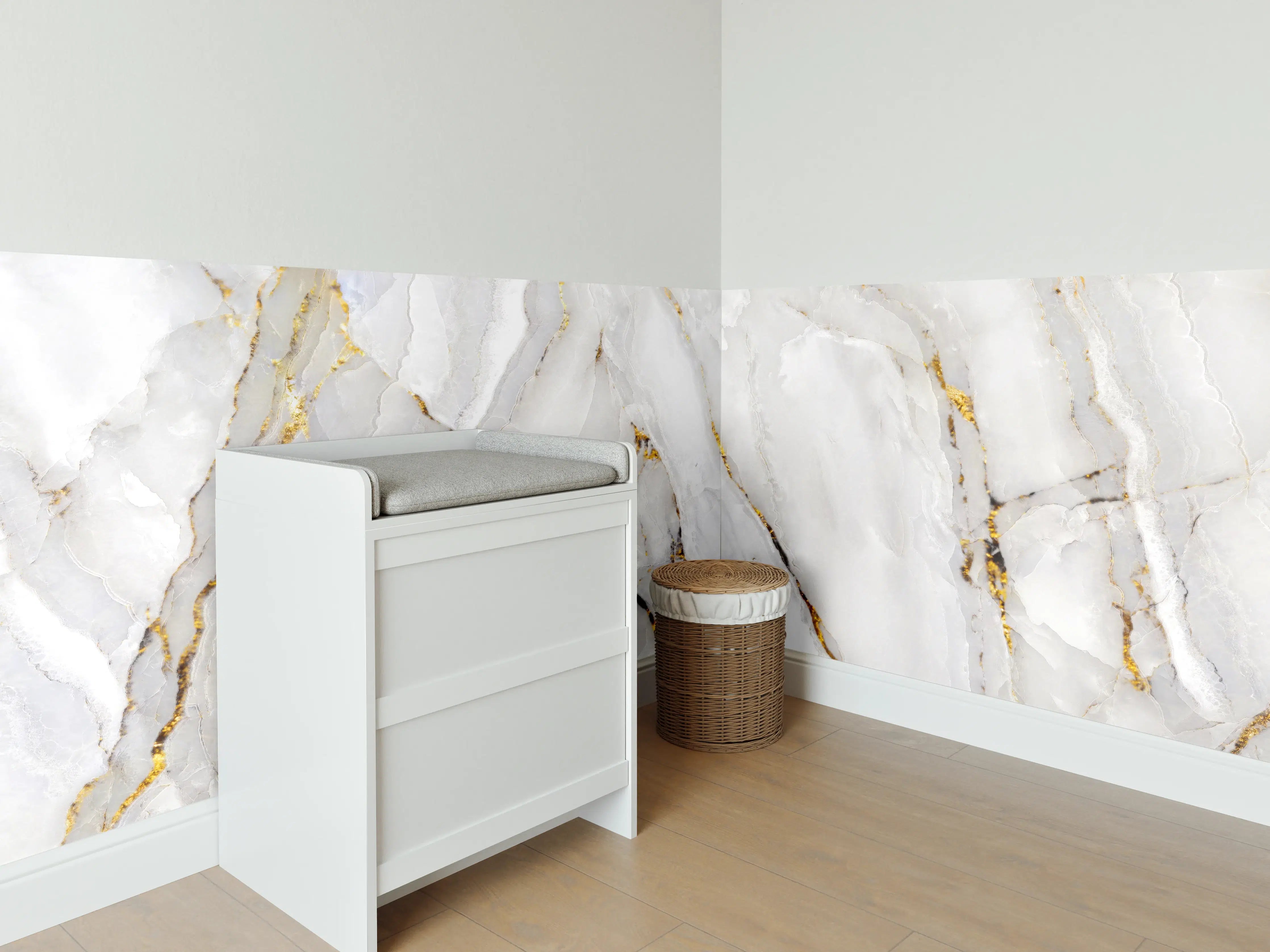 Babyzimmer Wandgestaltung - Weißer Statuario-Marmor mit goldene Adern