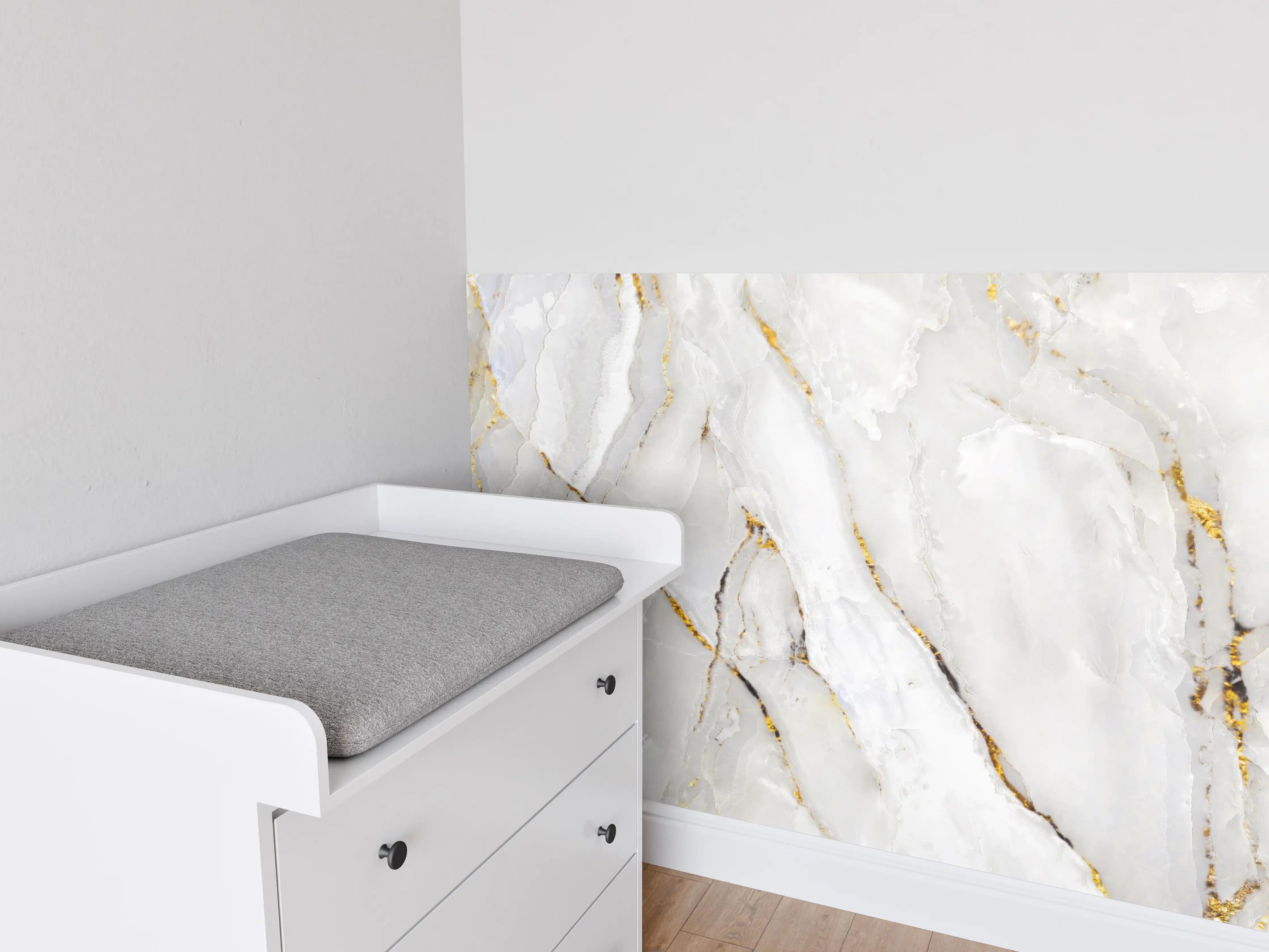 Babyzimmer Wandgestaltung - Weißer Statuario-Marmor mit goldene Adern