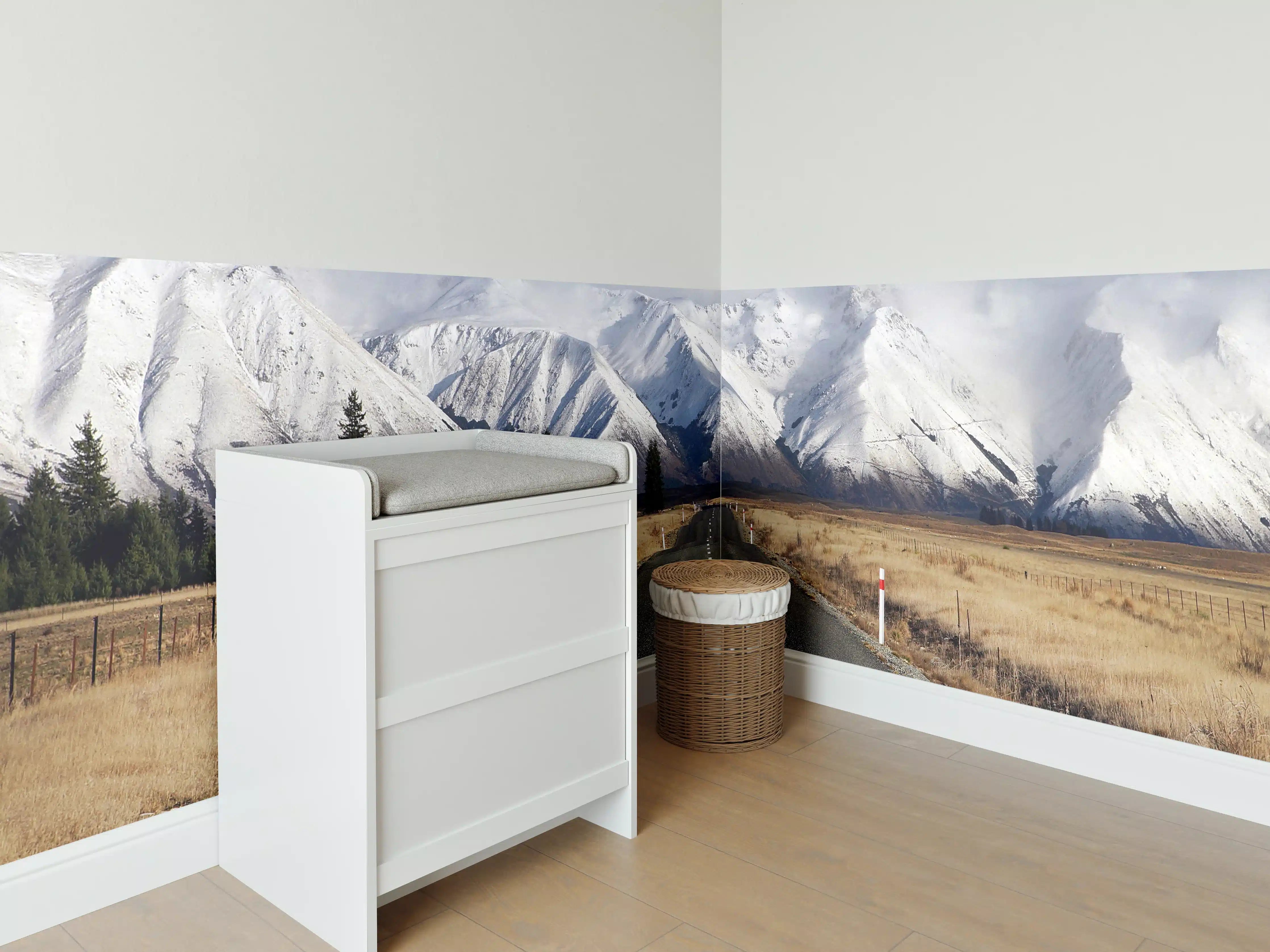 Babyzimmer Wandgestaltung - Winterliche Bergstraße in Grau-Weiß