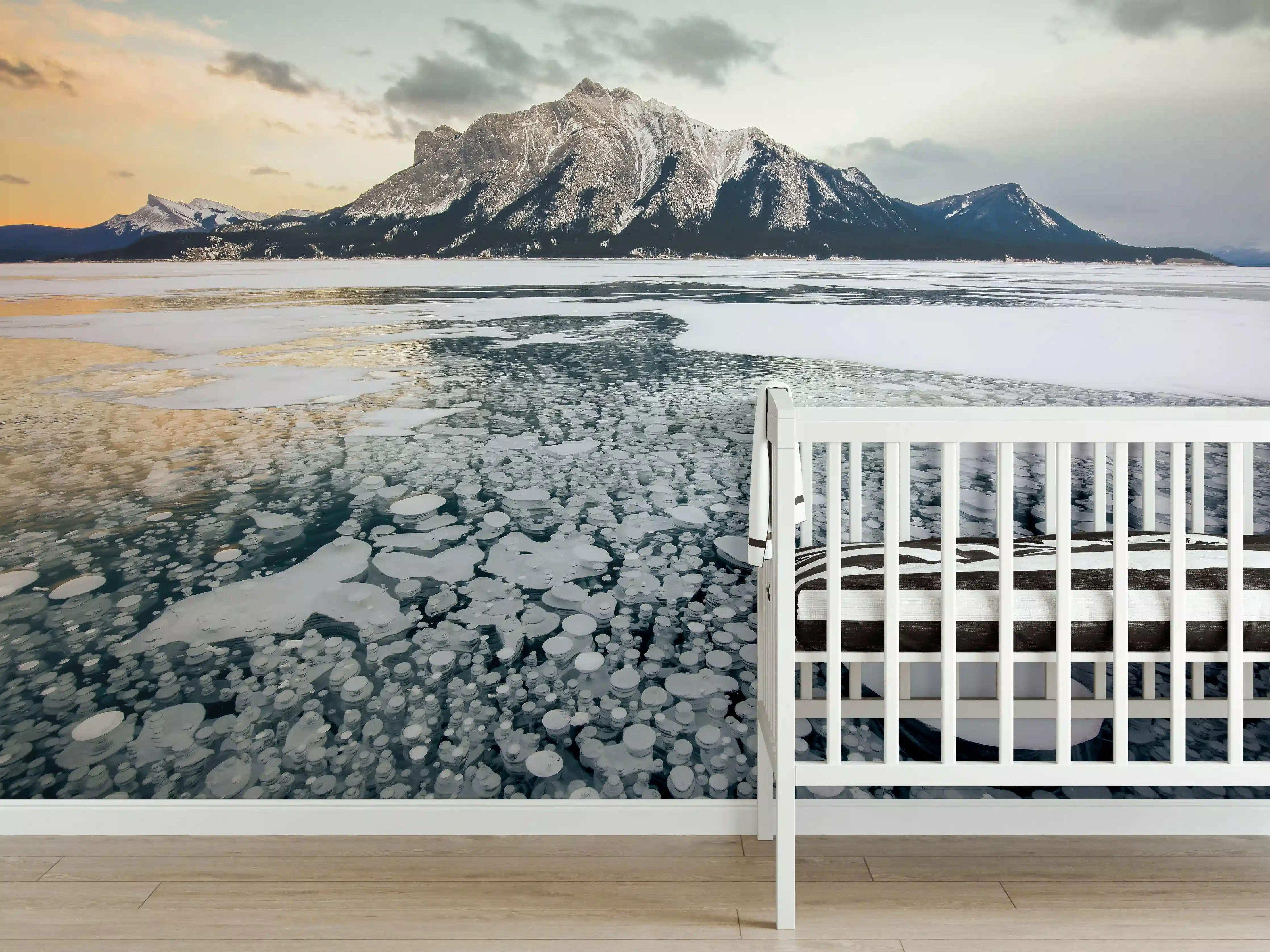 Babyzimmer Wandgestaltung - Winterlicher See mit Eisblasen