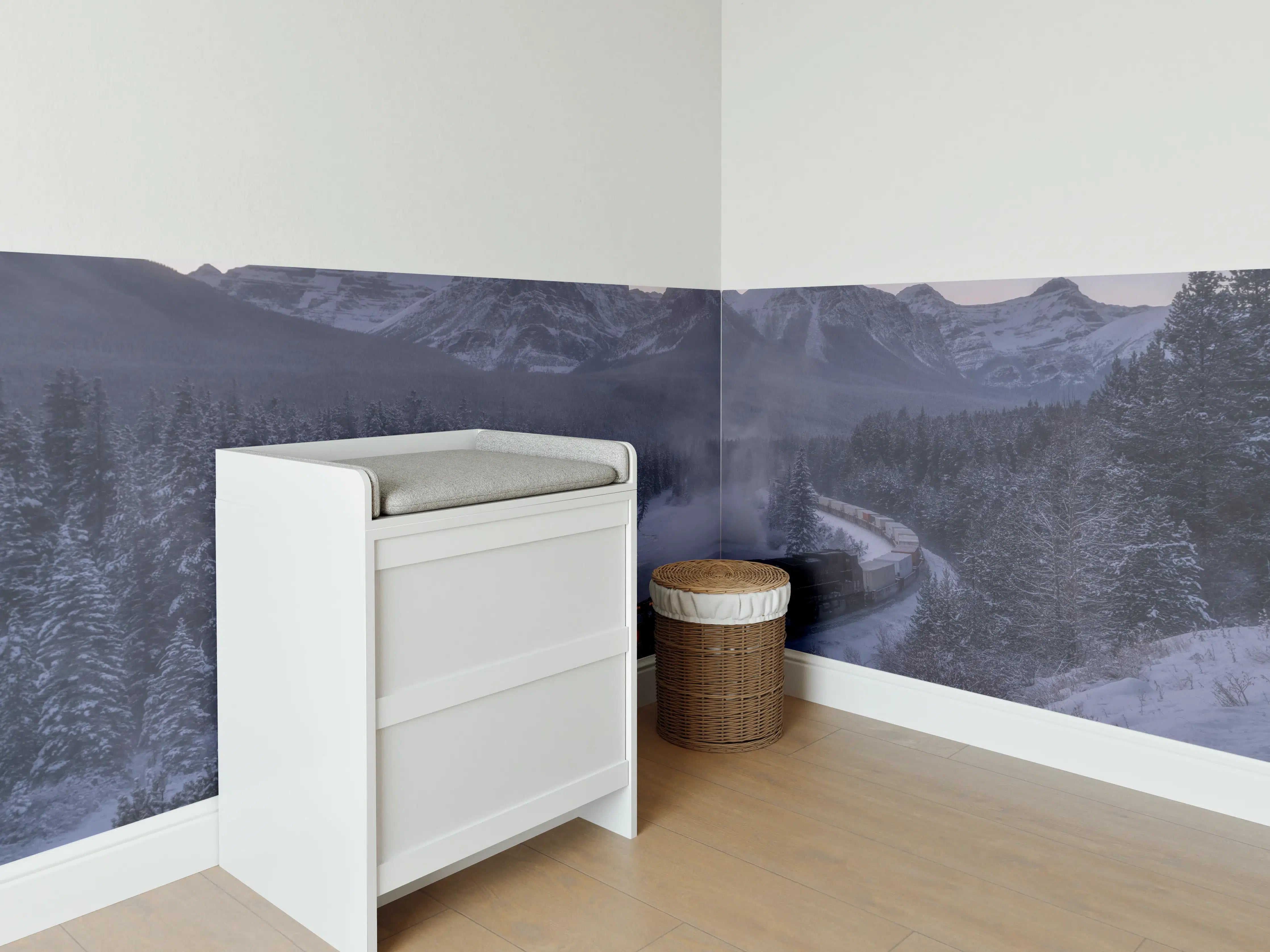 Babyzimmer Wandgestaltung - Winterzug in Bergkulisse