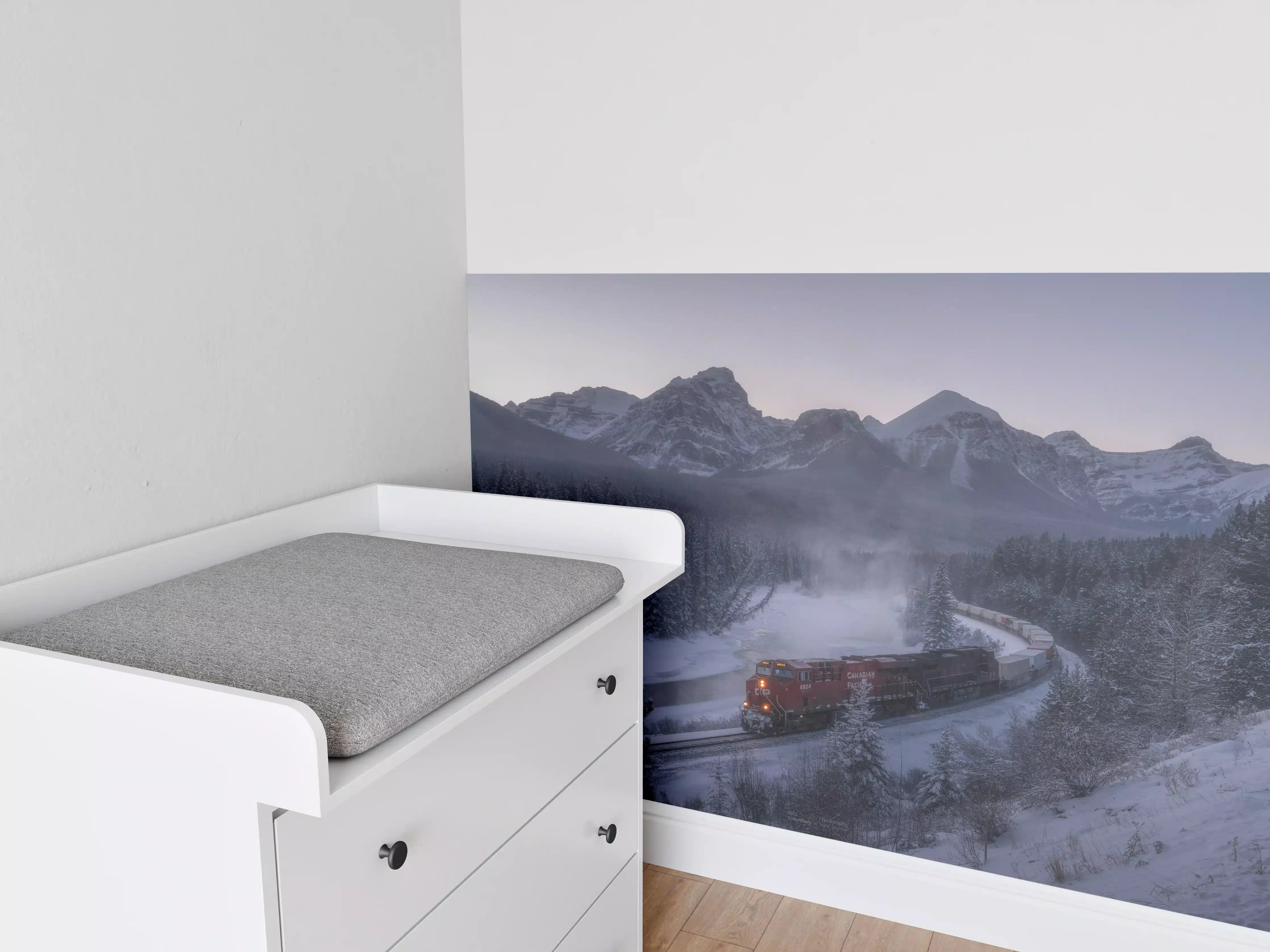 Babyzimmer Wandgestaltung - Winterzug in Bergkulisse