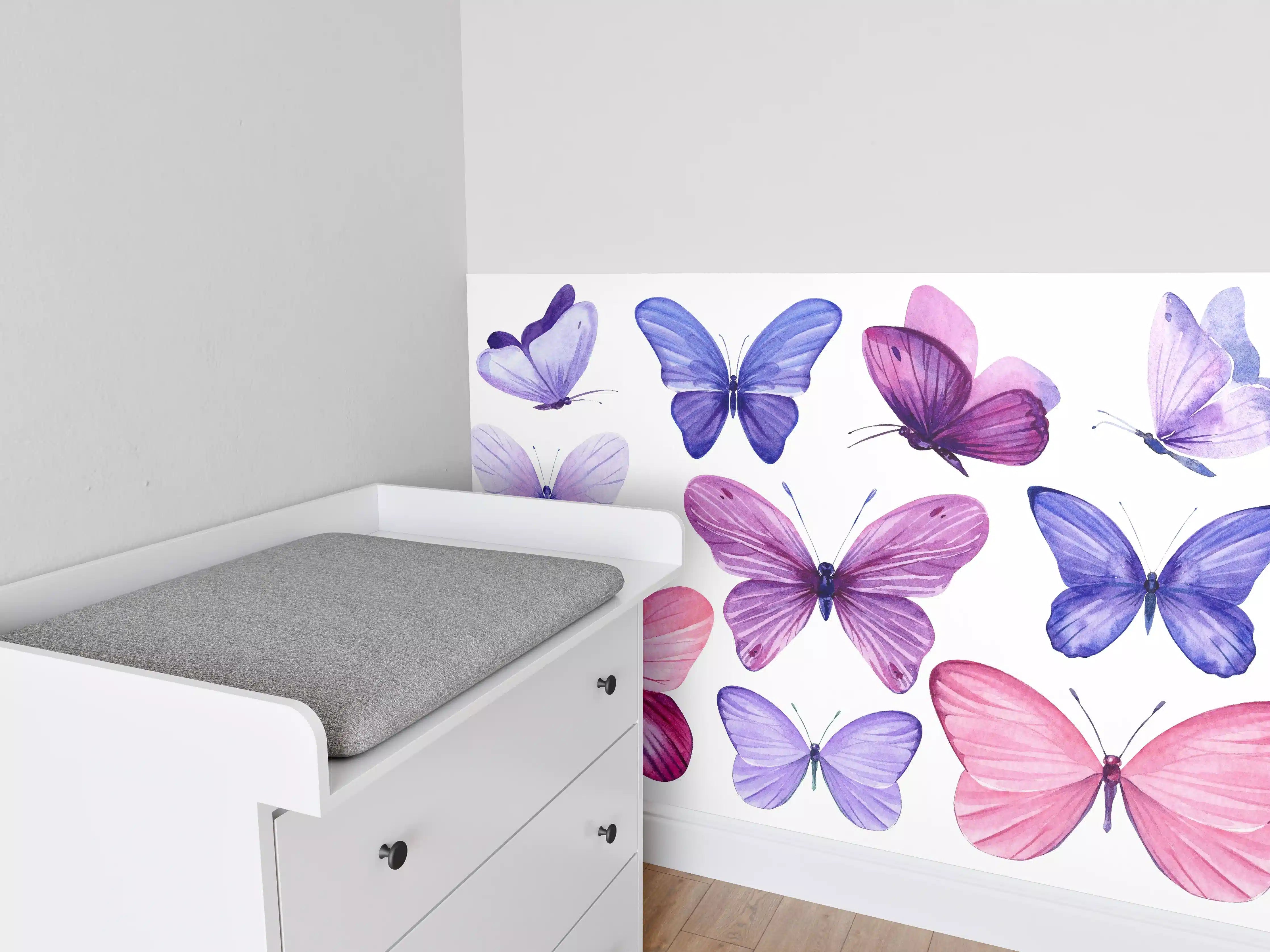 Babyzimmer Wandgestaltung - Wunderschöne Schmetterlinge auf weißem Hintergrund