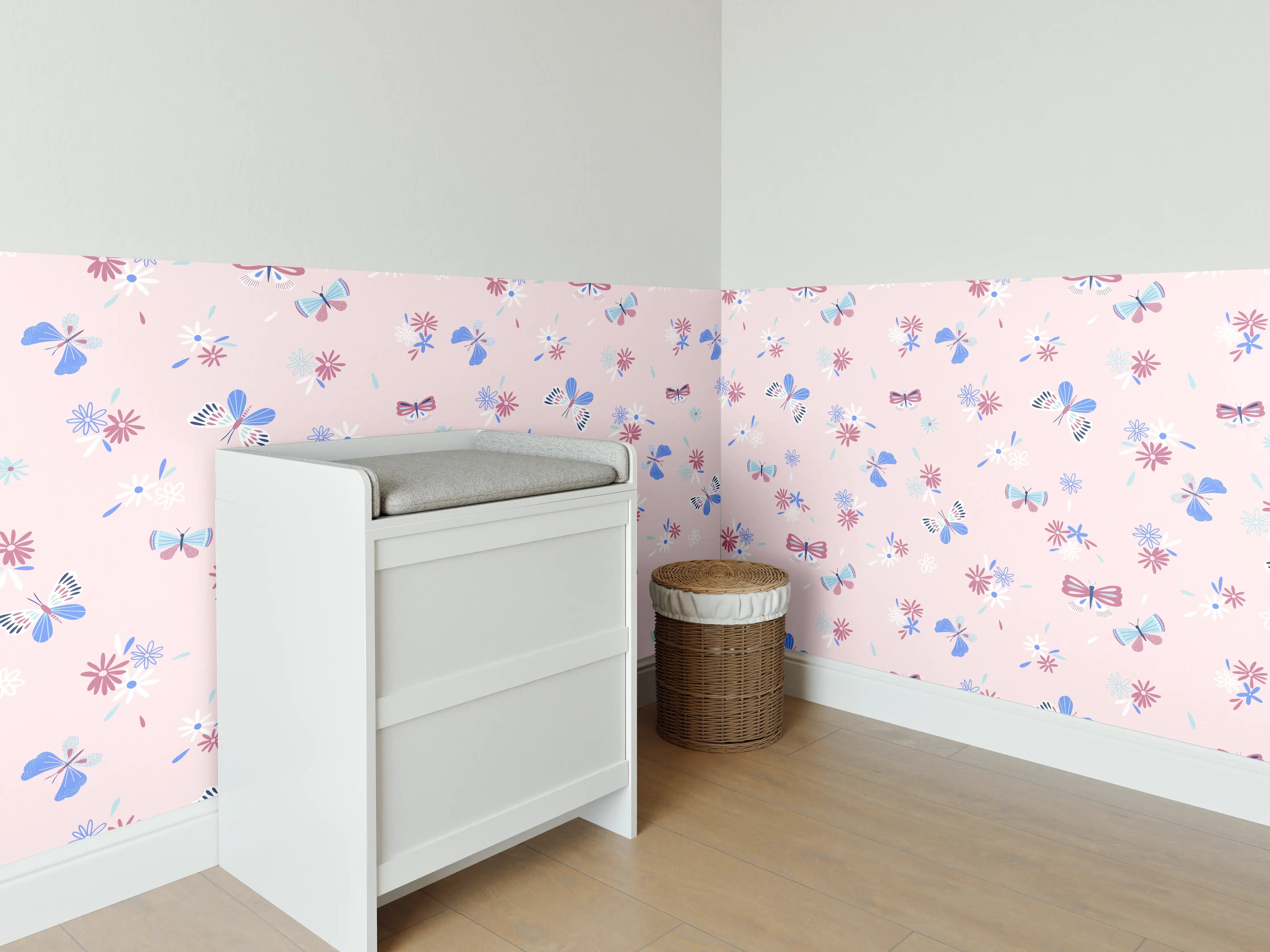 Babyzimmer Wandgestaltung - Zarte Blumen und Schmetterlinge in Pastellfarben