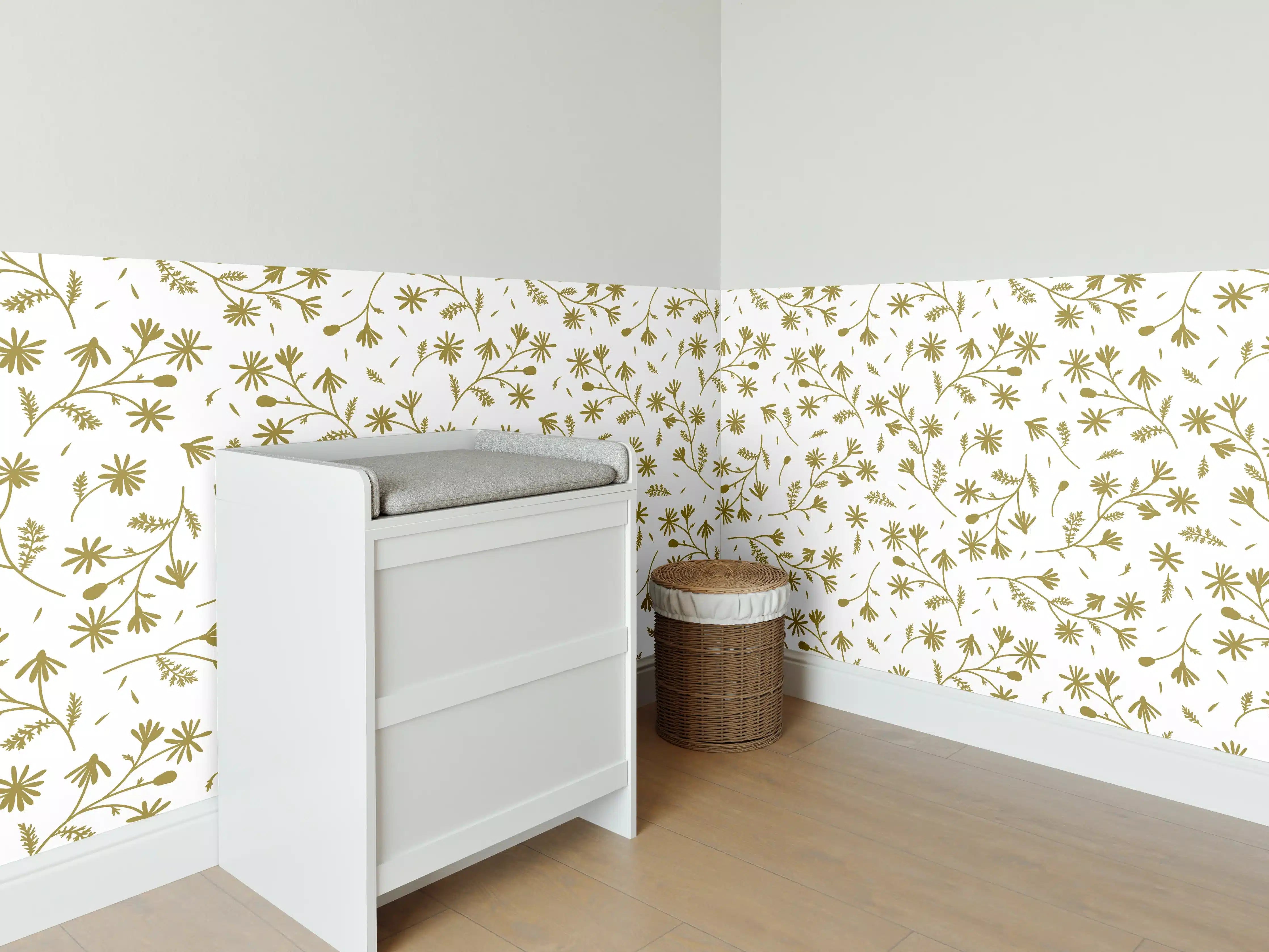Babyzimmer Wandgestaltung - Zarte Blumendetails in Gold auf cremefarbenem Hintergrund