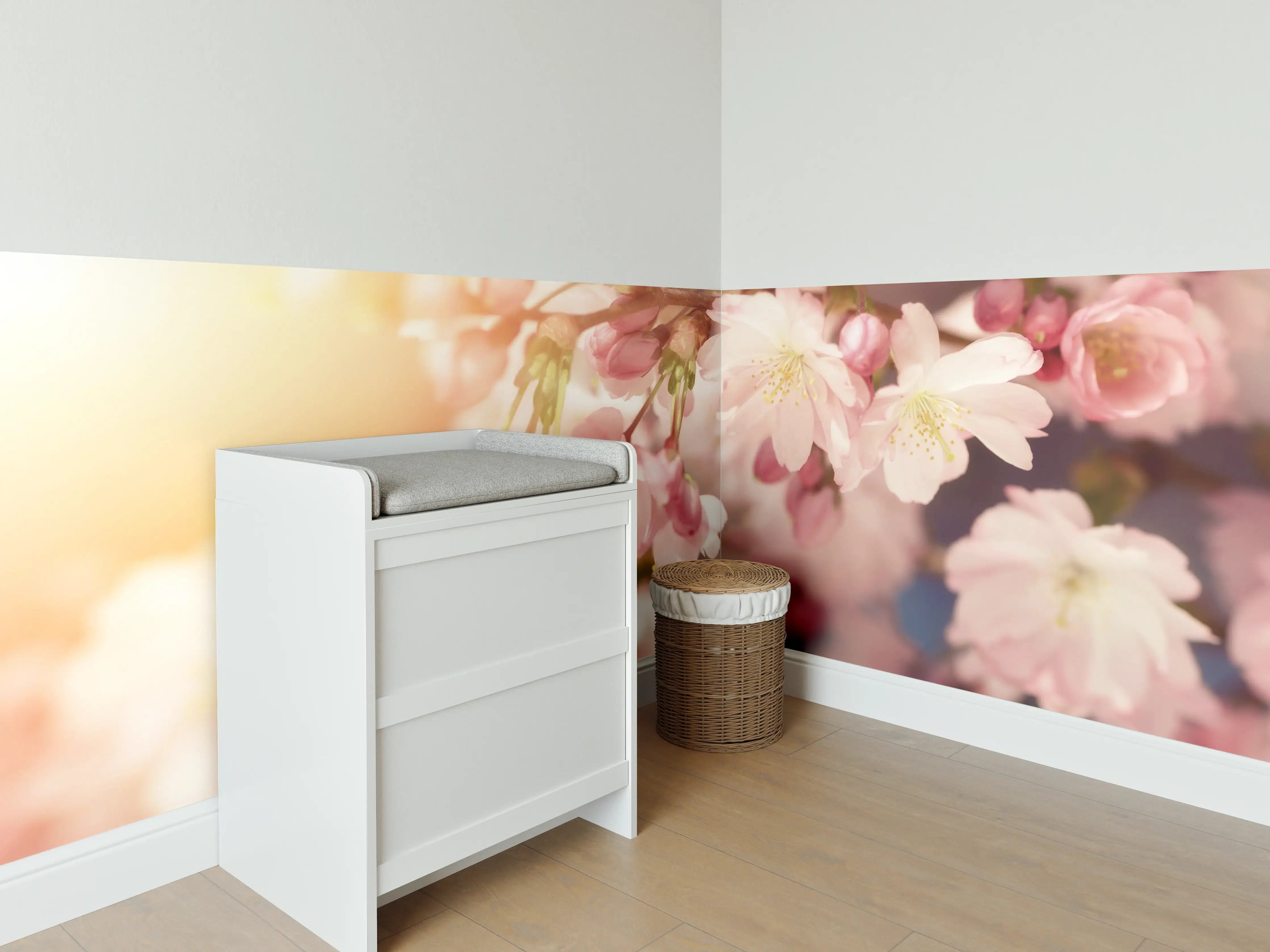 Babyzimmer Wandgestaltung - Zarte Kirschblüten im Frühlingslicht