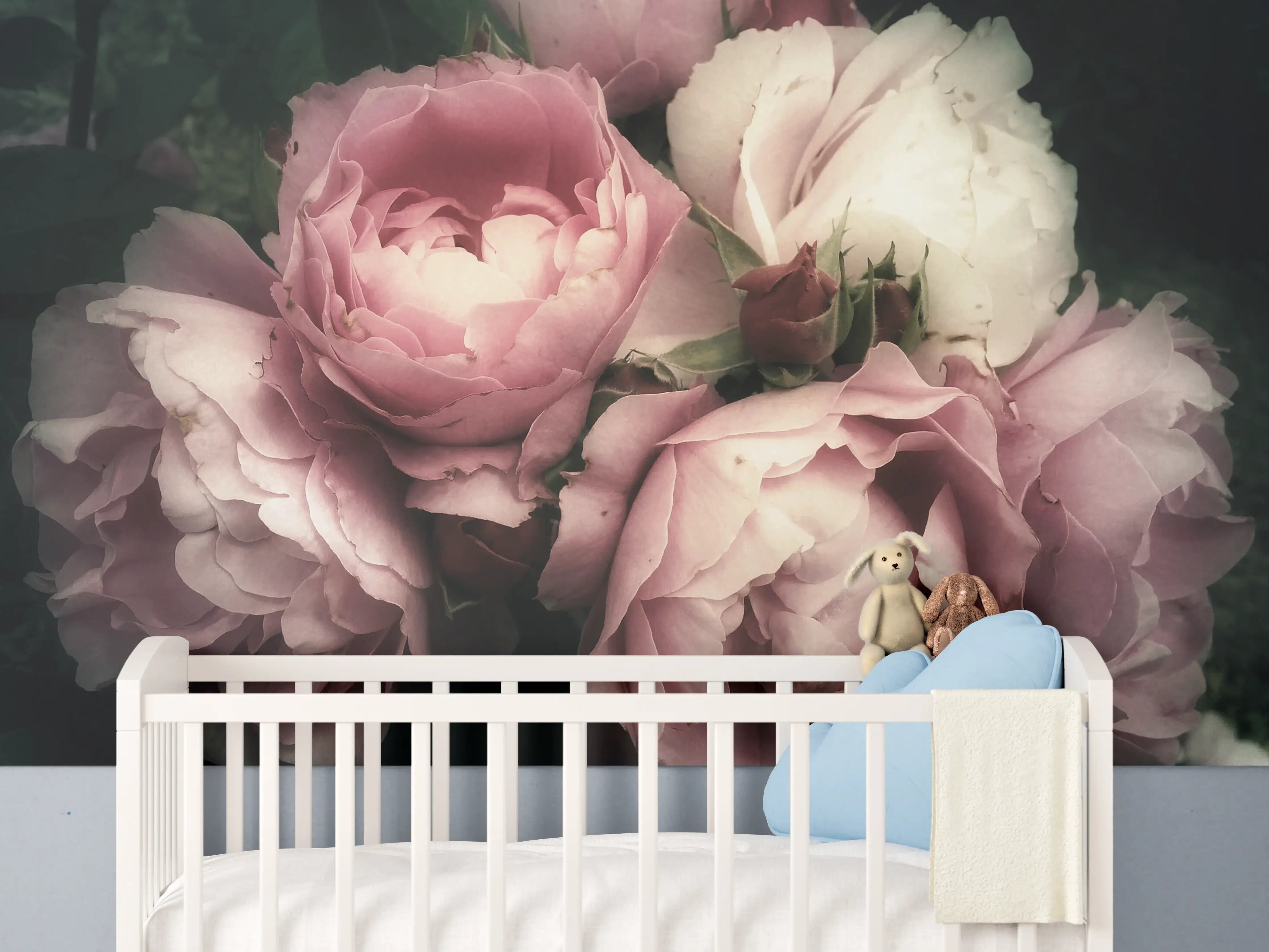 Babyzimmer Wandgestaltung - Zarte Rosenblüten in Pink und Weiß