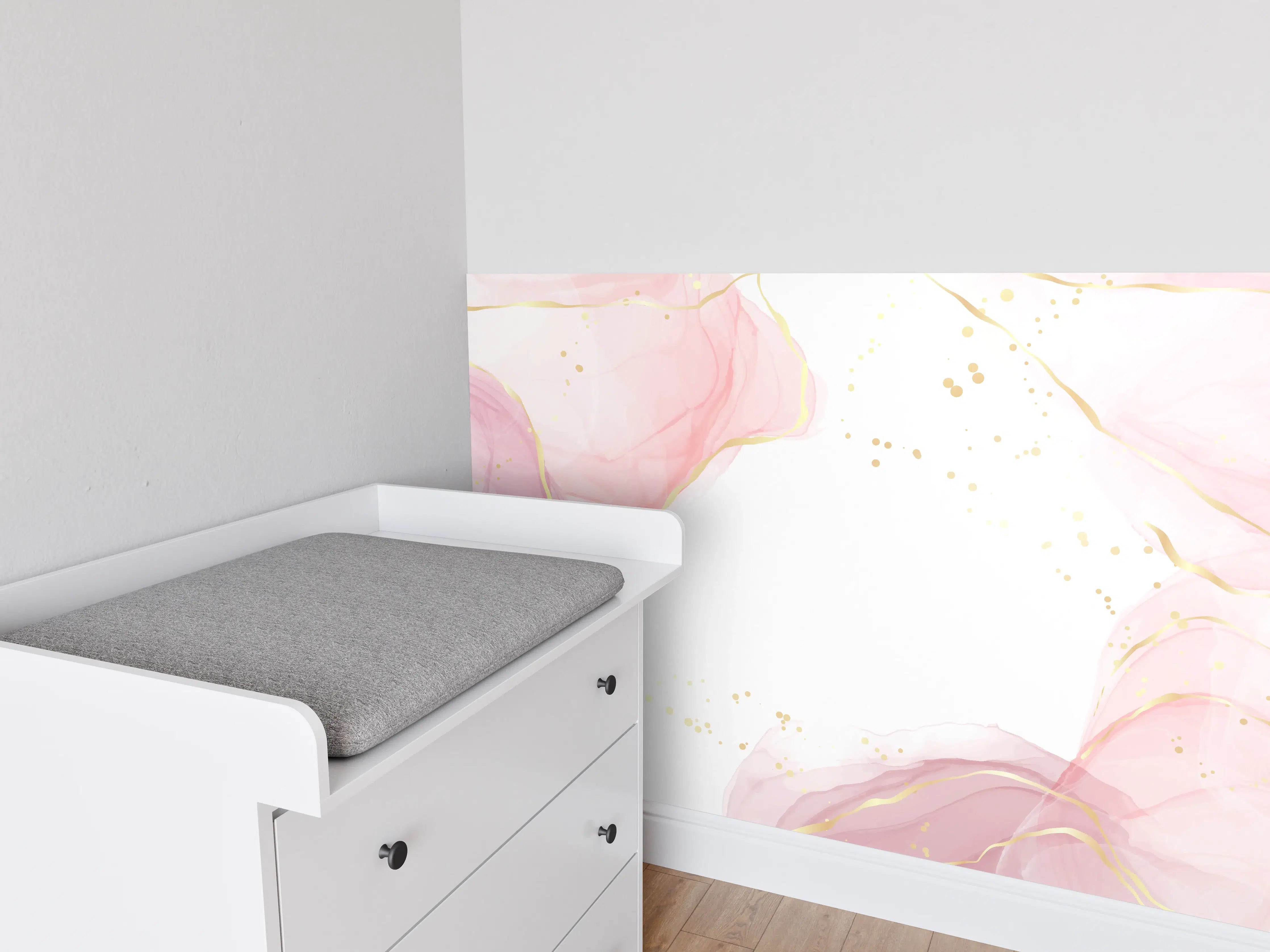 Babyzimmer Wandgestaltung - Zartrosa Blumen Aquarell-Design