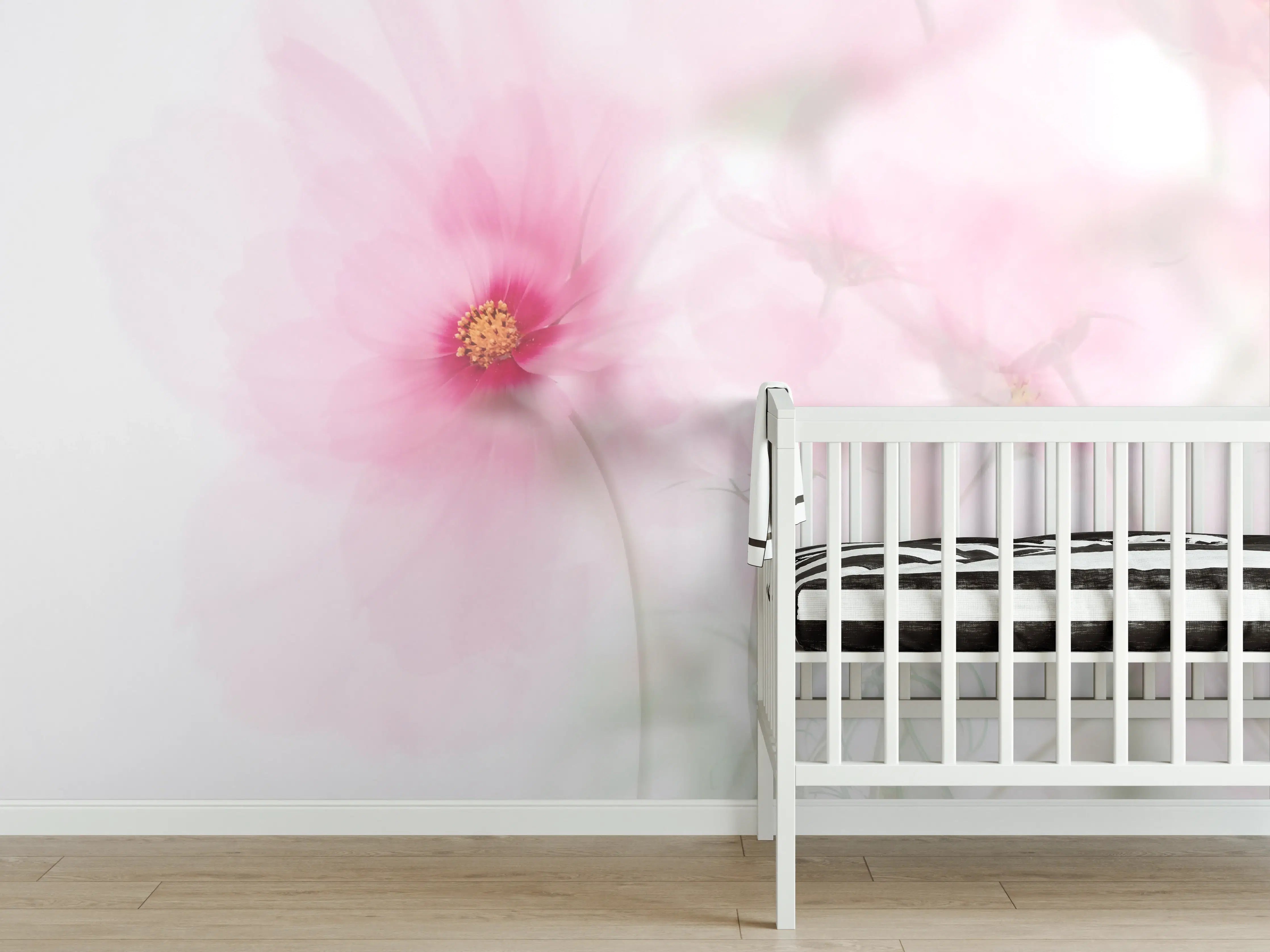 Babyzimmer Wandgestaltung - Zartrosa Blumen mit weicher Focus-Optik