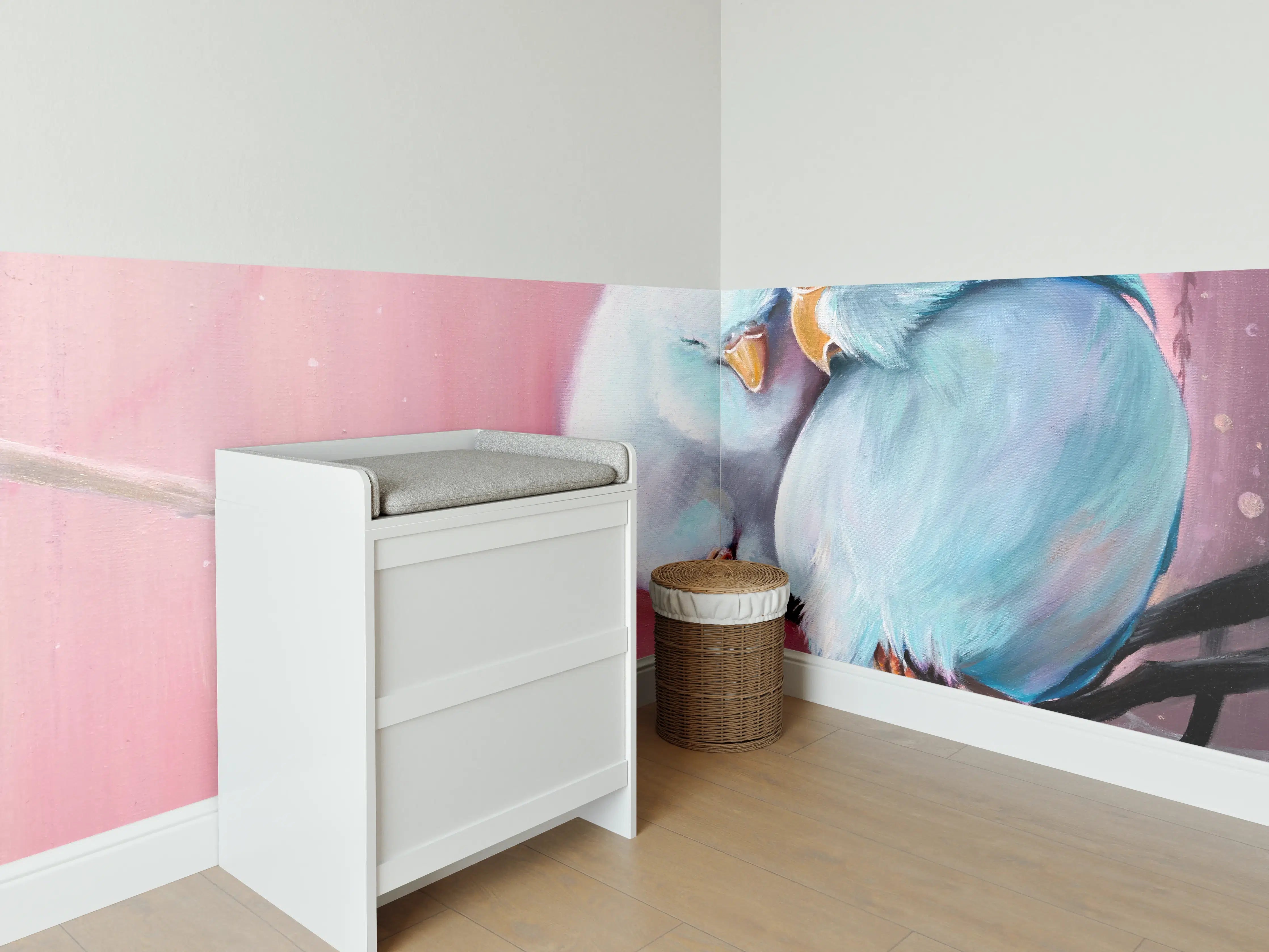 Babyzimmer Wandgestaltung - Zweisamkeit der Vögel in zarten Pastelltönen