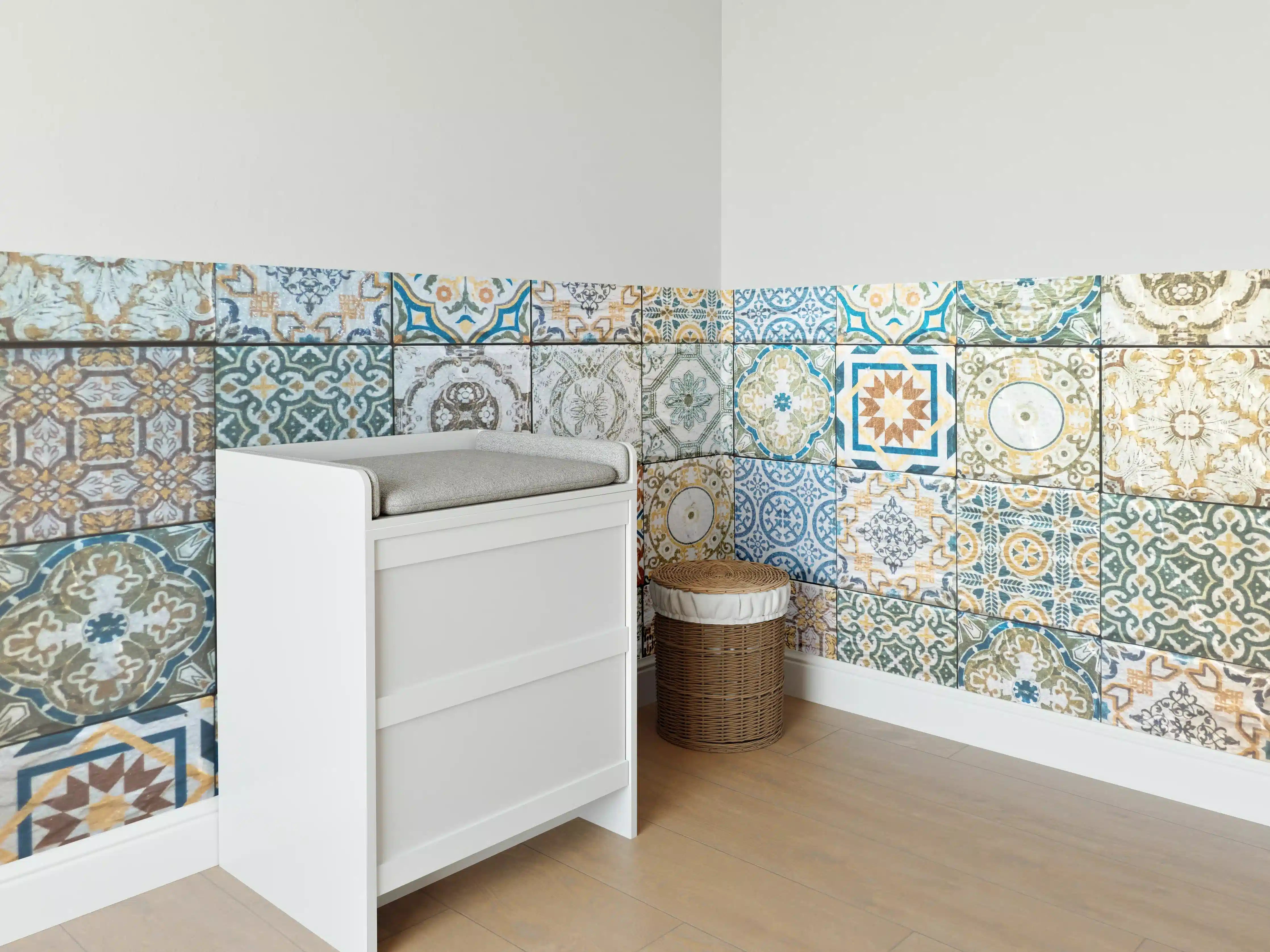 Babyzimmer Wandgestaltung - buntes Mosaik im spanischen Stil
