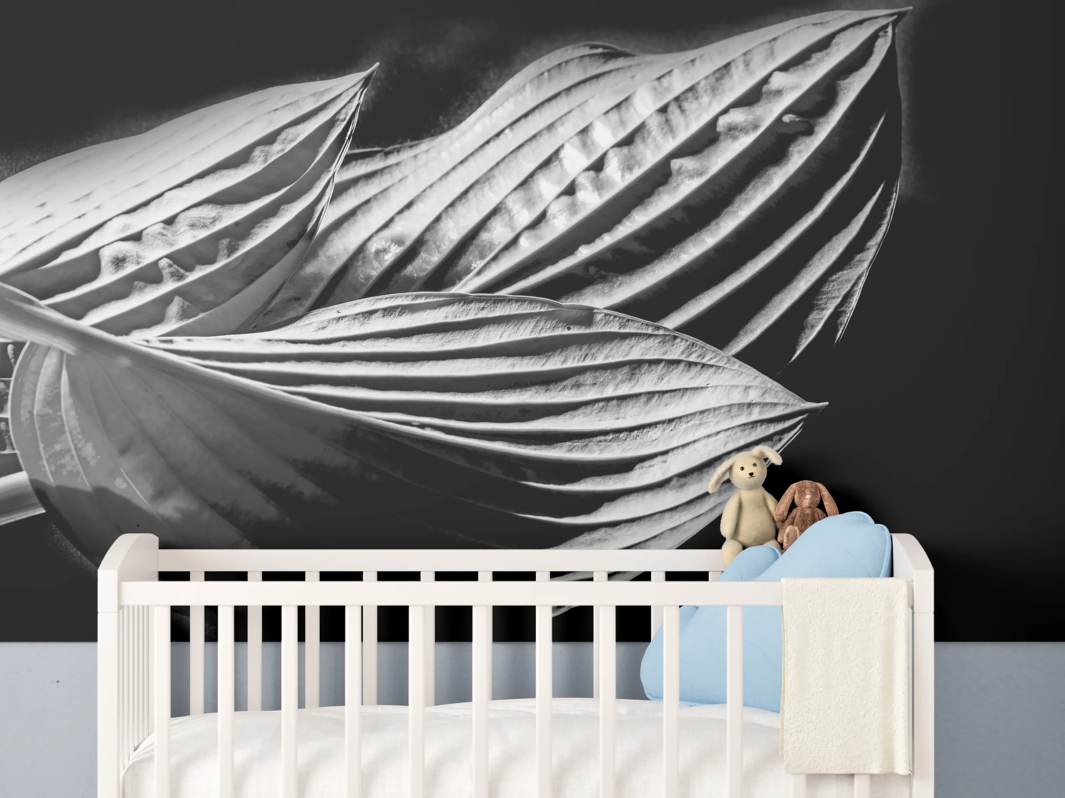 Babyzimmer Wandgestaltung - drei Blätter auf dunklem Hintergrund