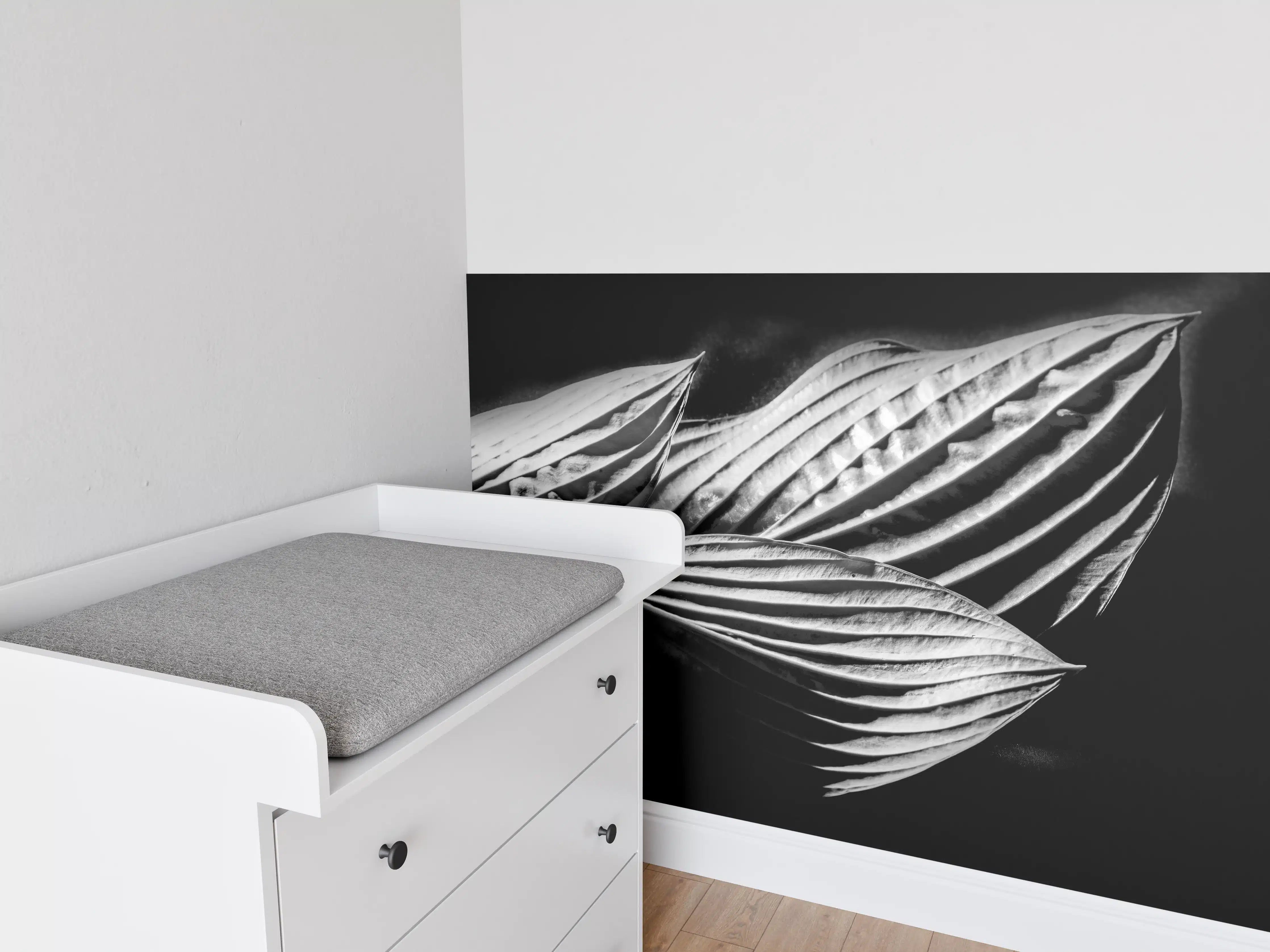 Babyzimmer Wandgestaltung - drei Blätter auf dunklem Hintergrund