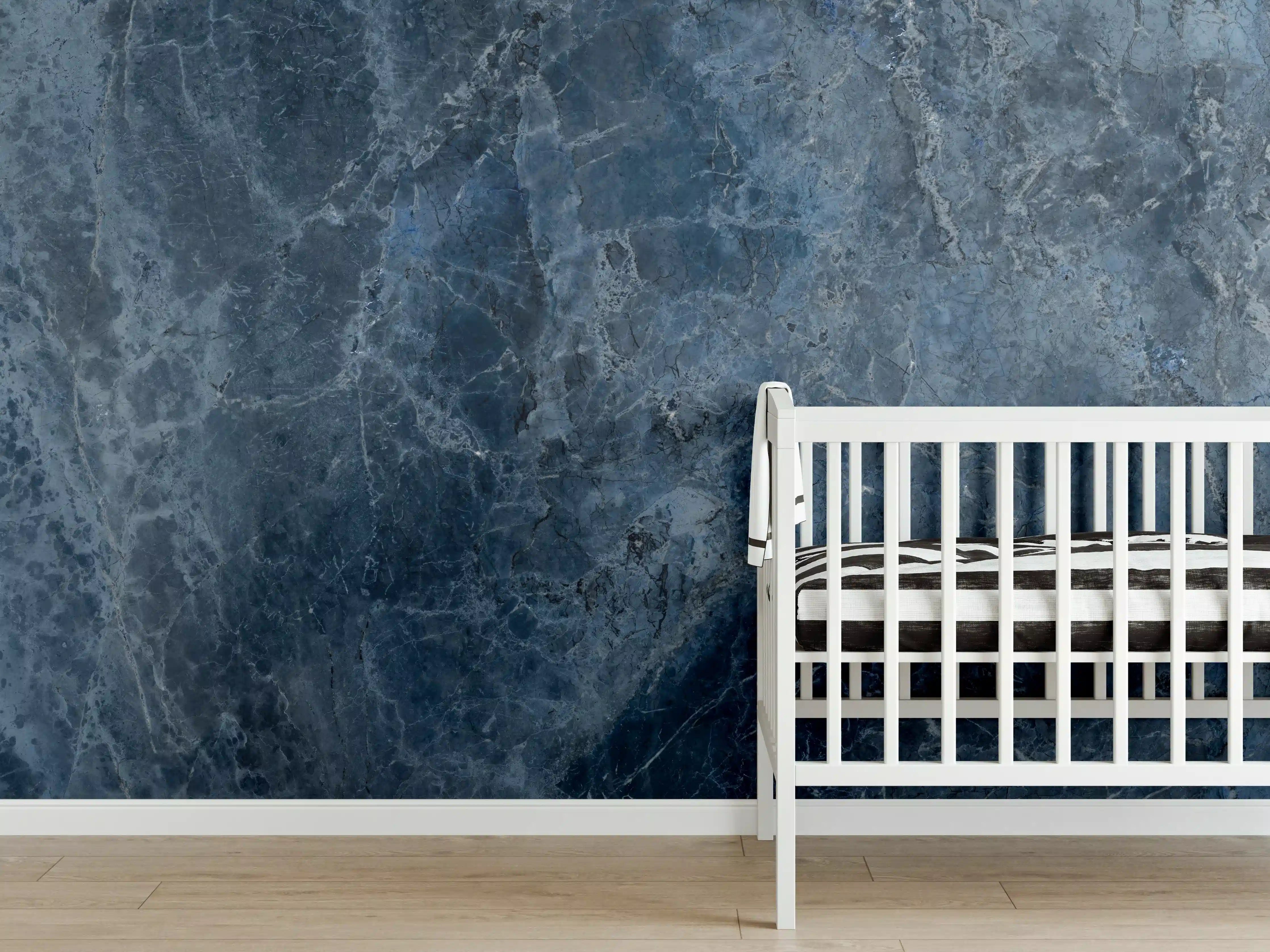 Babyzimmer Wandgestaltung - dunkelblaue Marmor Steinstruktur