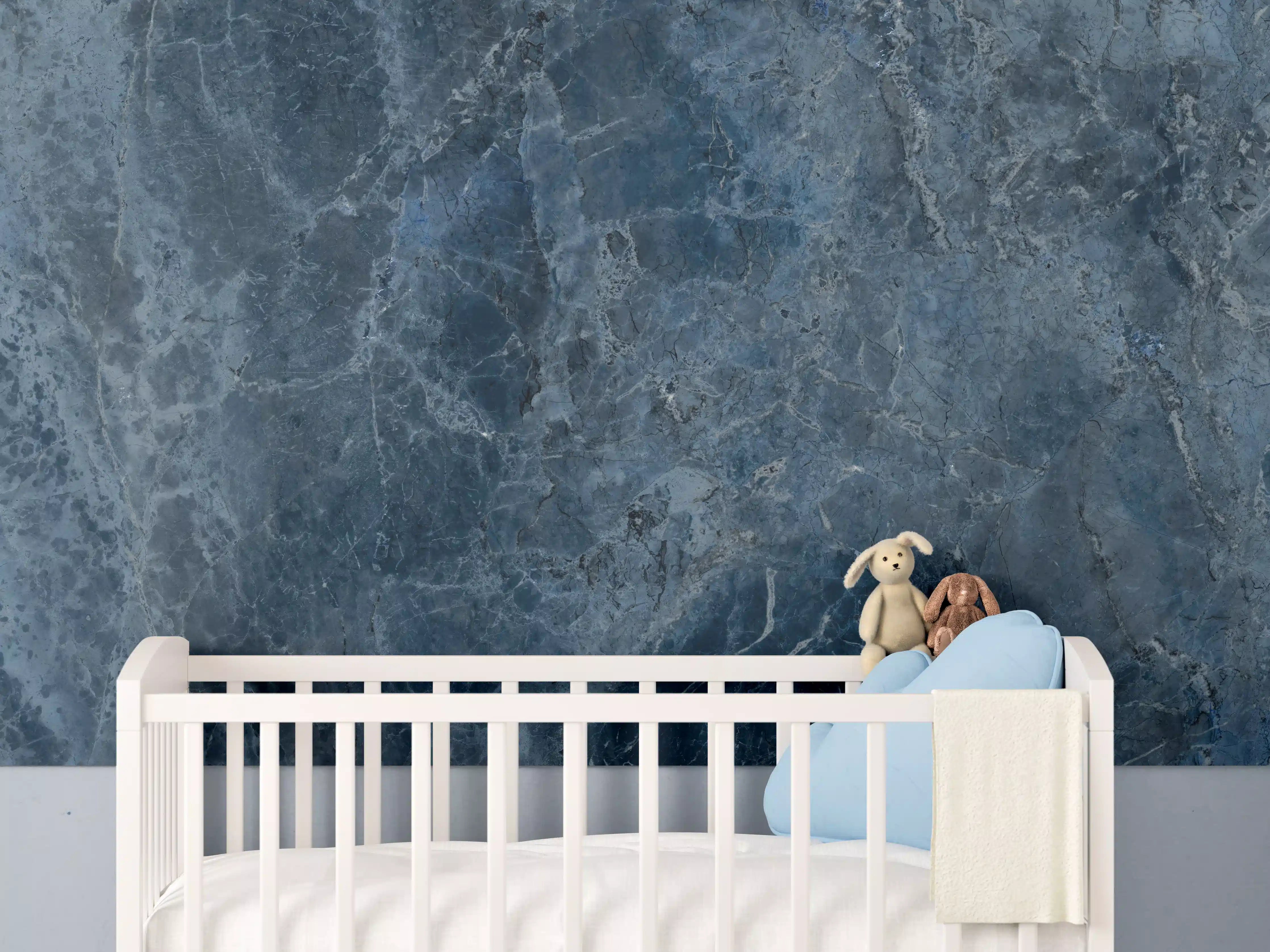Babyzimmer Wandgestaltung - dunkelblaue Marmor Steinstruktur