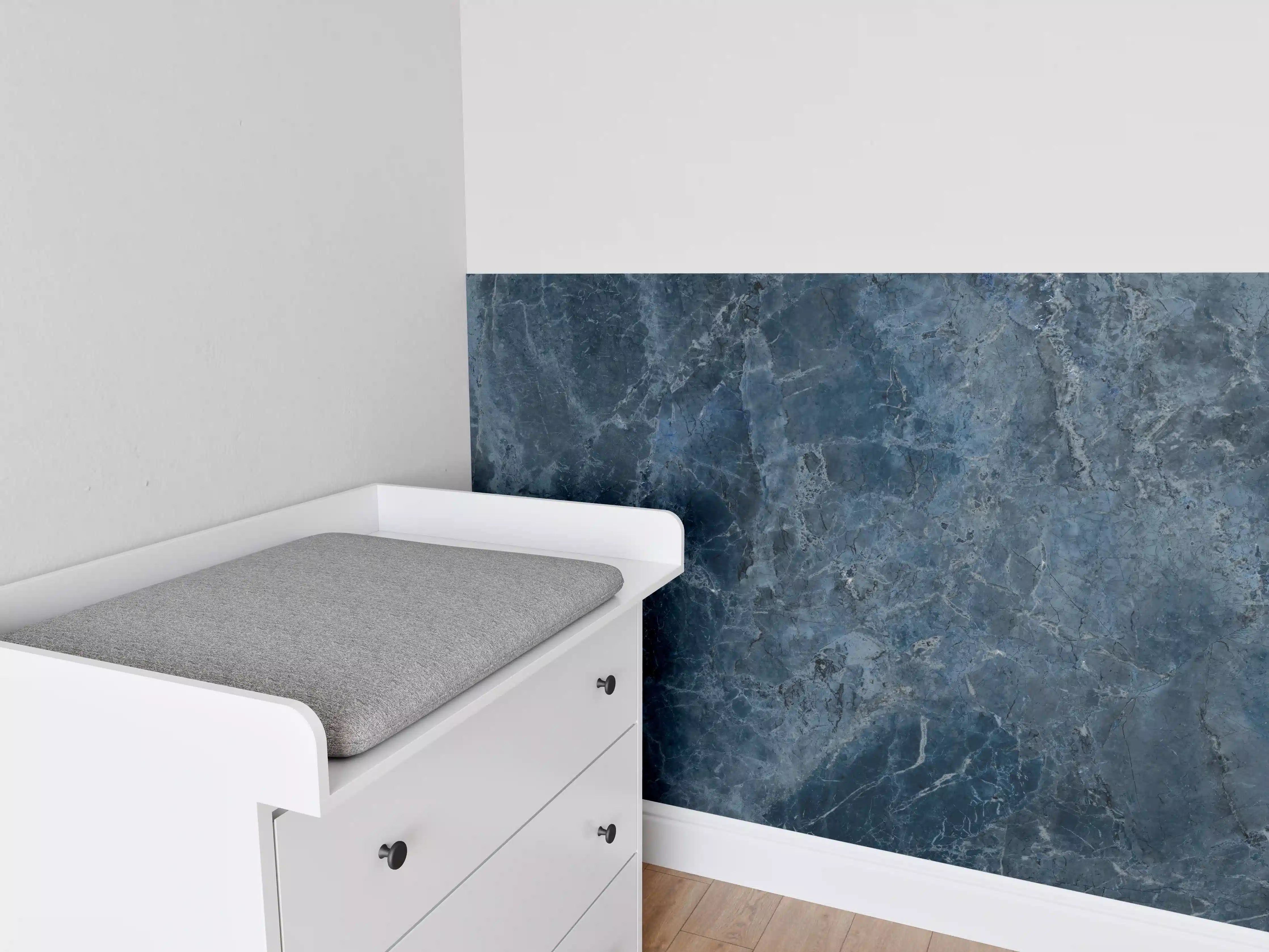 Babyzimmer Wandgestaltung - dunkelblaue Marmor Steinstruktur