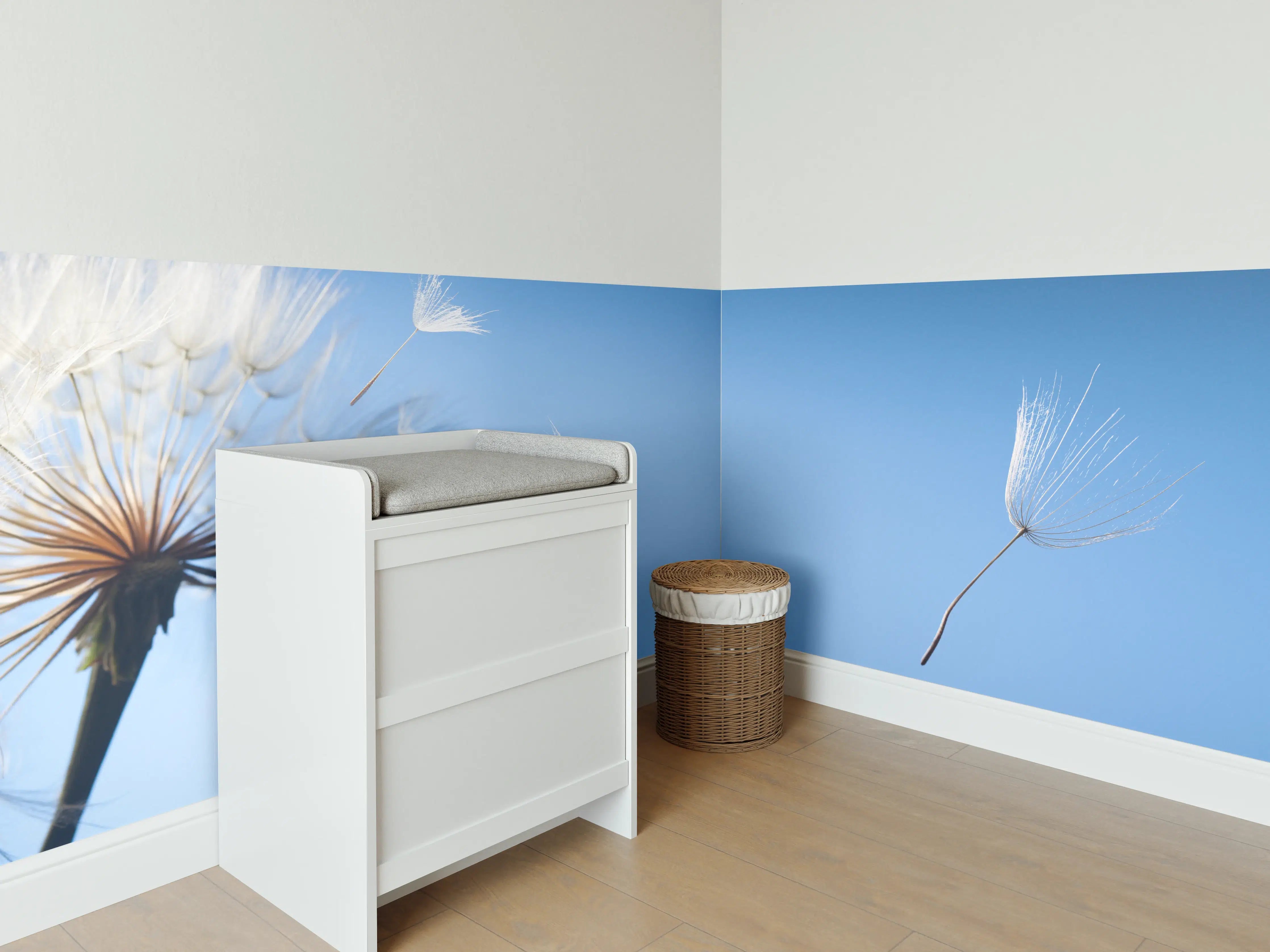 Babyzimmer Wandgestaltung - fliegende Löwenzahnsamen im Wind