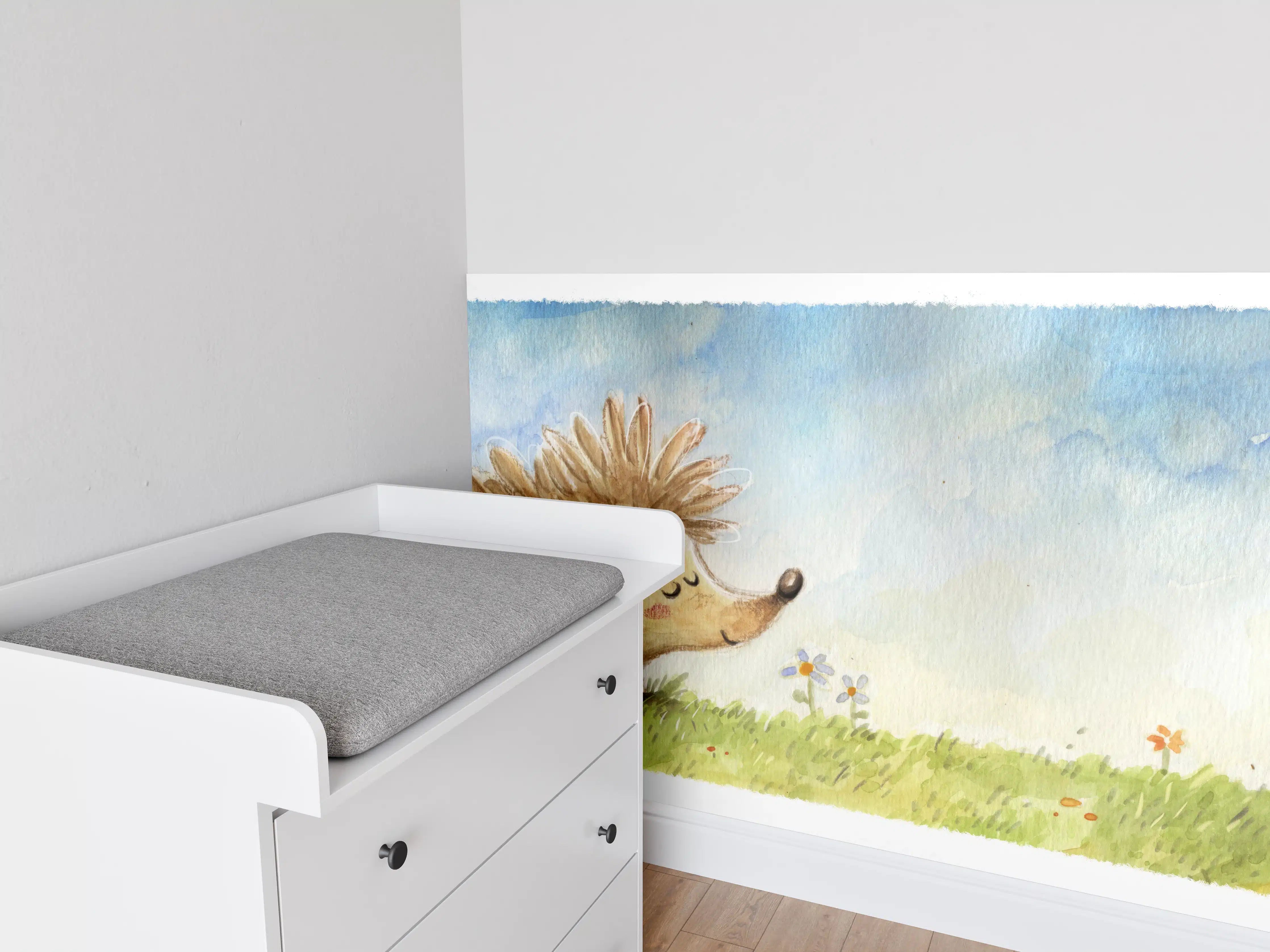 Babyzimmer Wandgestaltung - fröhlicher Igel auf einer Wiese