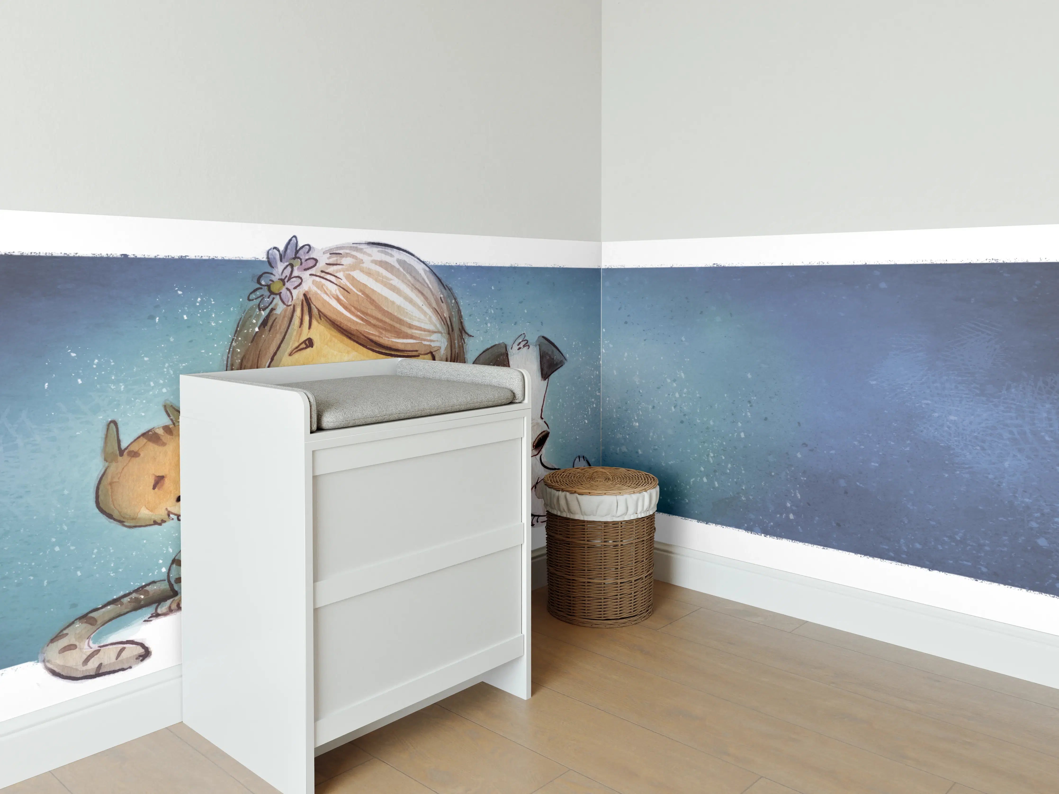 Babyzimmer Wandgestaltung - lesendes Mädchen mit Hund und Katze