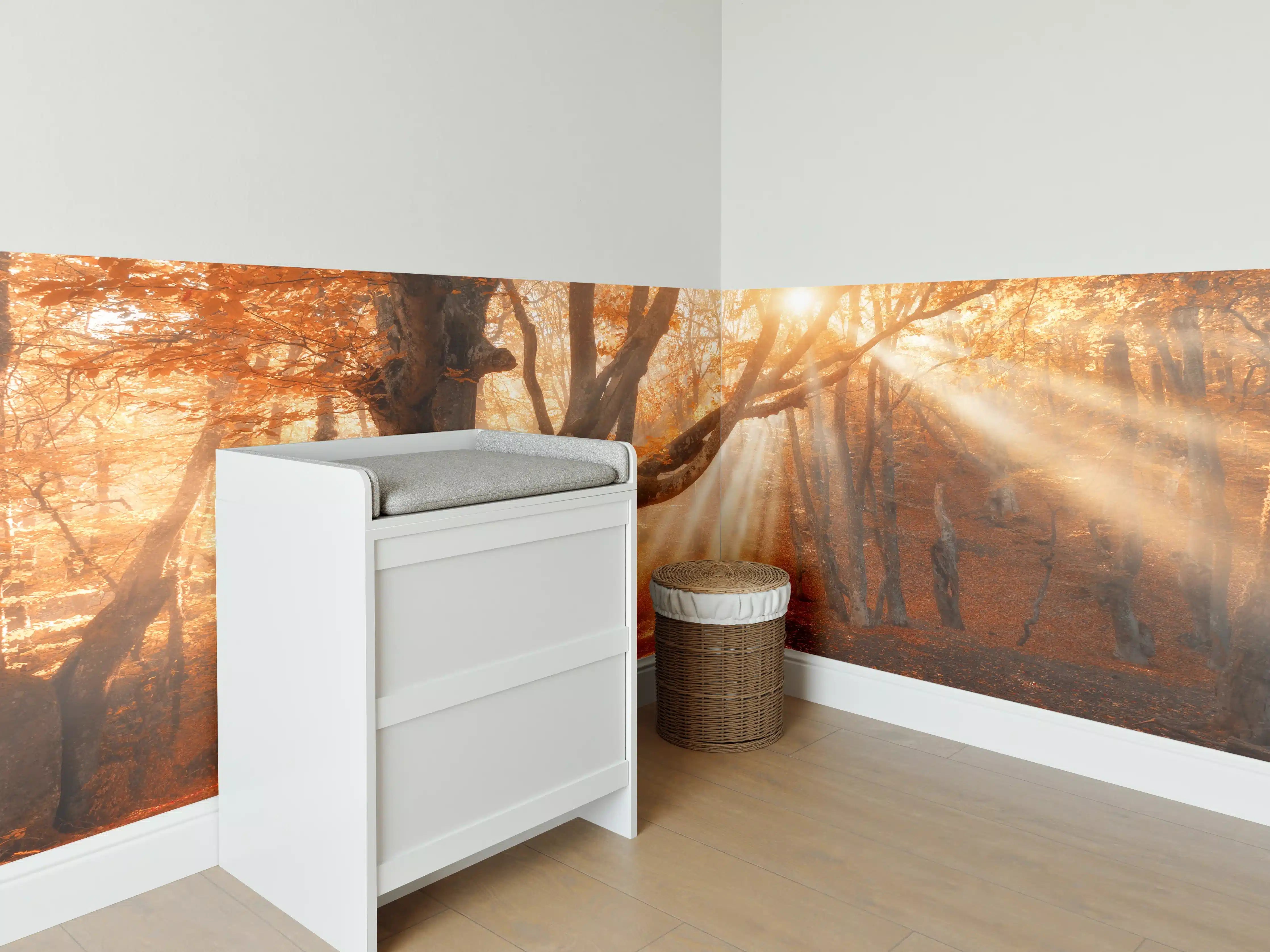 Babyzimmer Wandgestaltung - magischer alter Baum im Herbst