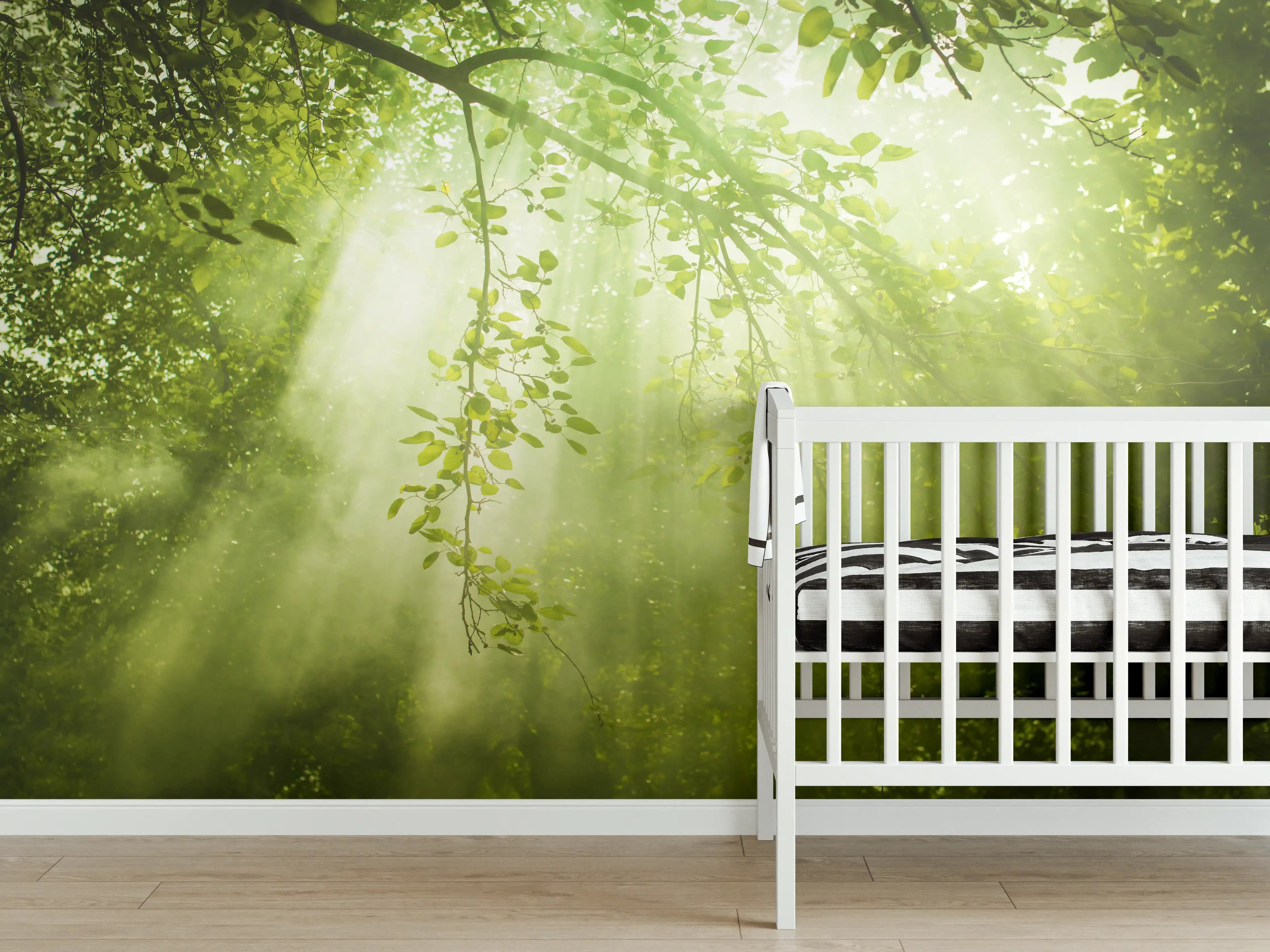 Babyzimmer Wandgestaltung - mystischer Grüner Wald mit Sonnenstrahl