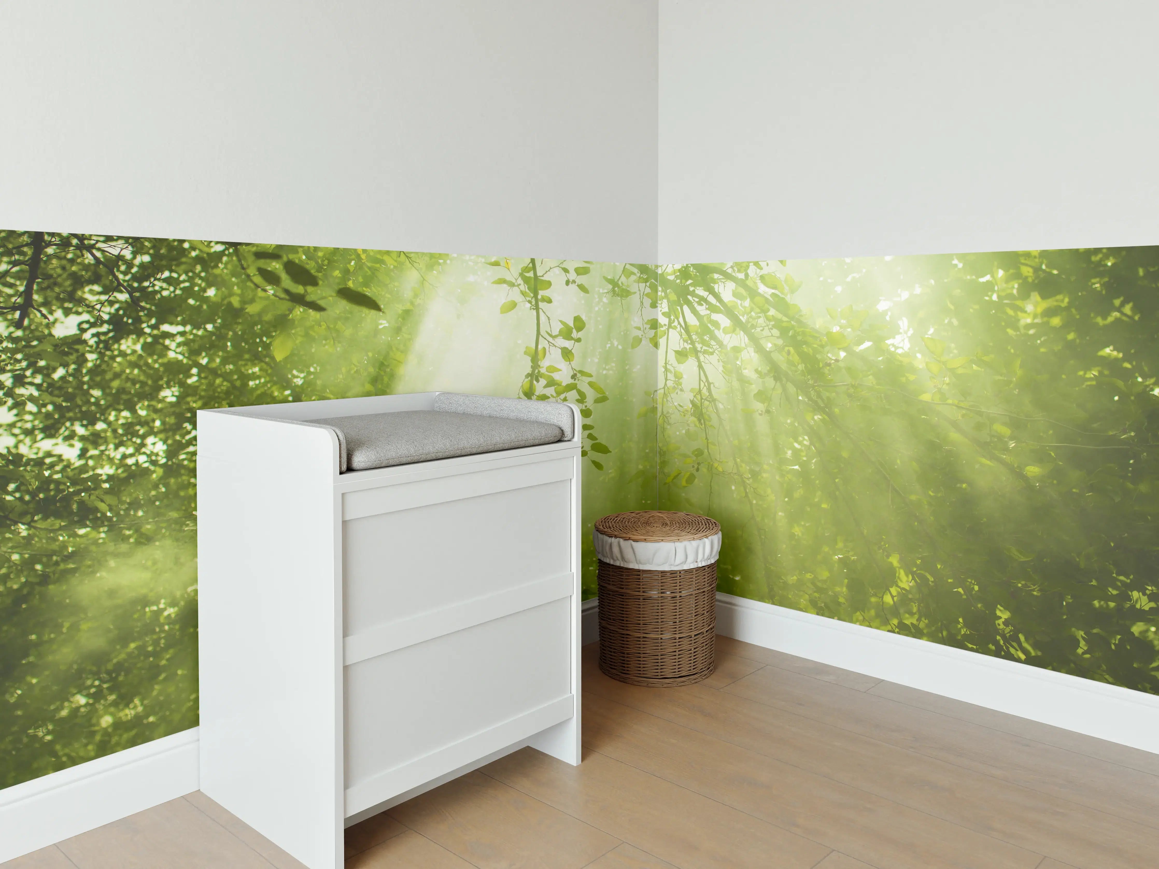 Babyzimmer Wandgestaltung - mystischer Grüner Wald mit Sonnenstrahl