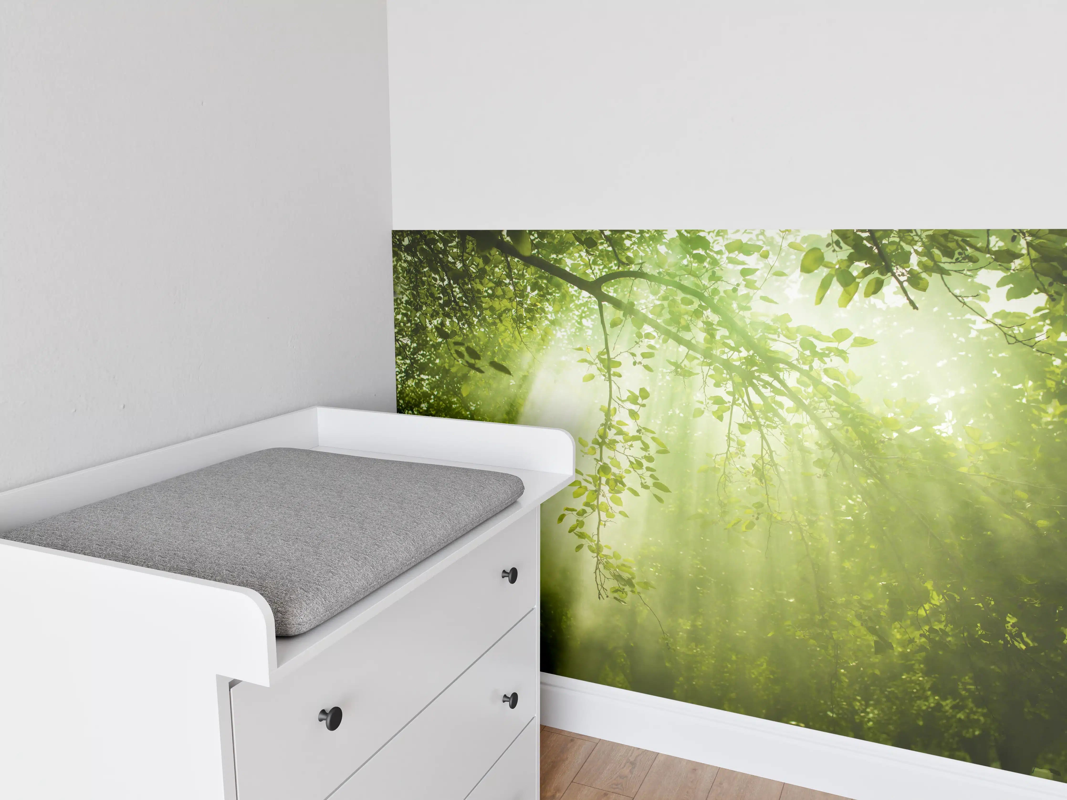 Babyzimmer Wandgestaltung - mystischer Grüner Wald mit Sonnenstrahl