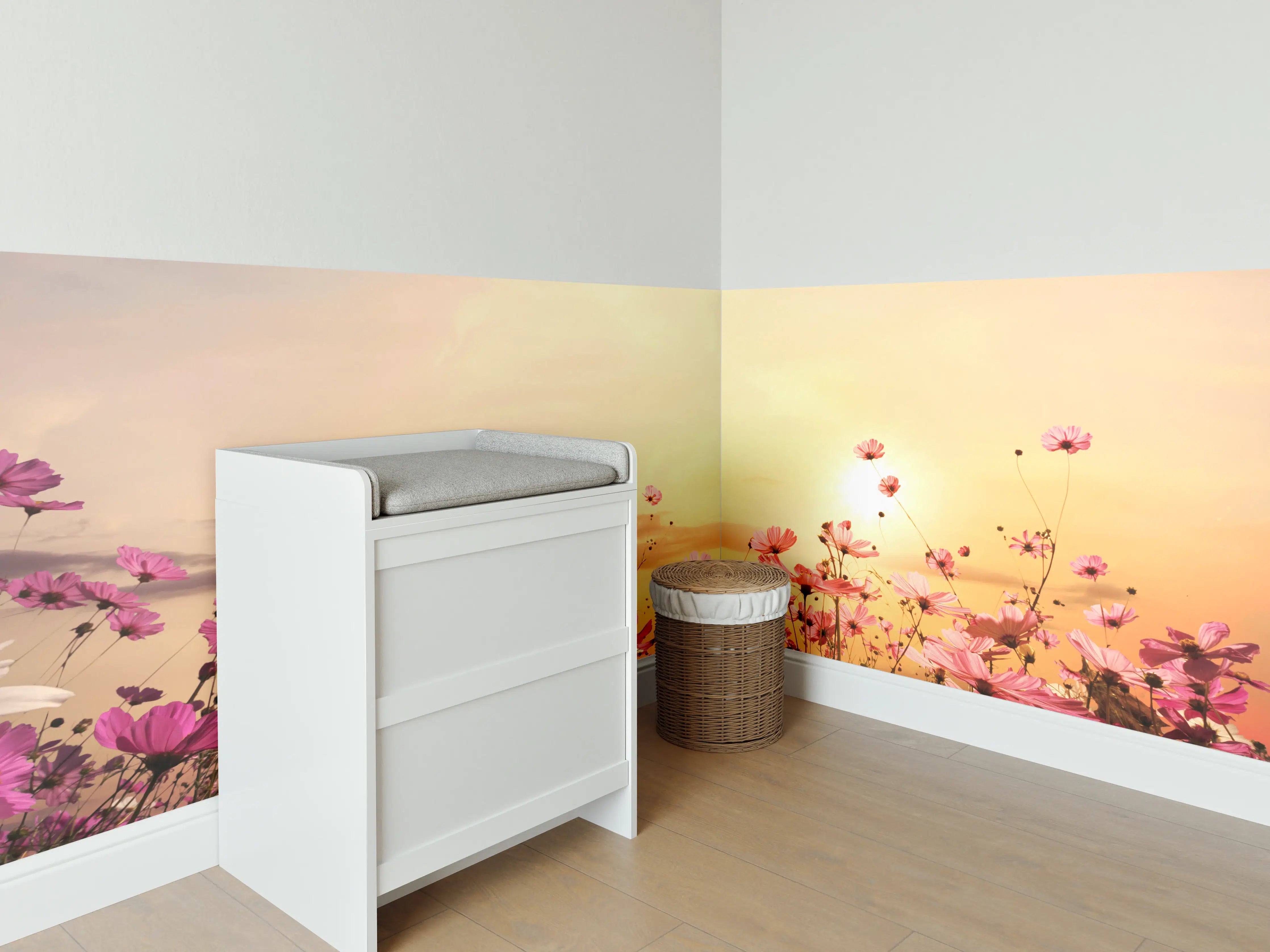 Babyzimmer Wandgestaltung - rosa Kosmosblumenfeld