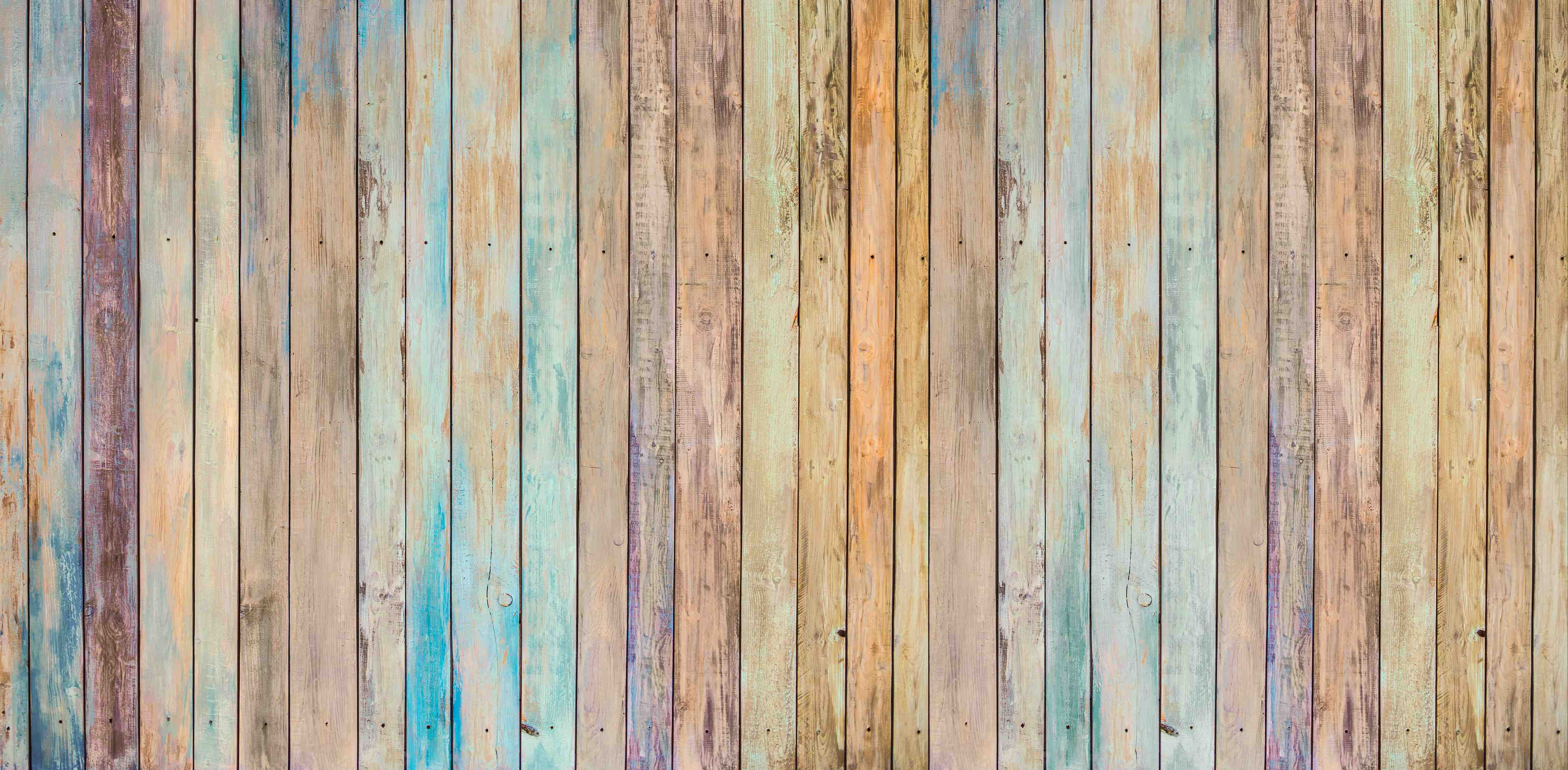 Babyzimmer Wandgestaltung-vielfarbiger Hintergrund - alte Holzplanken