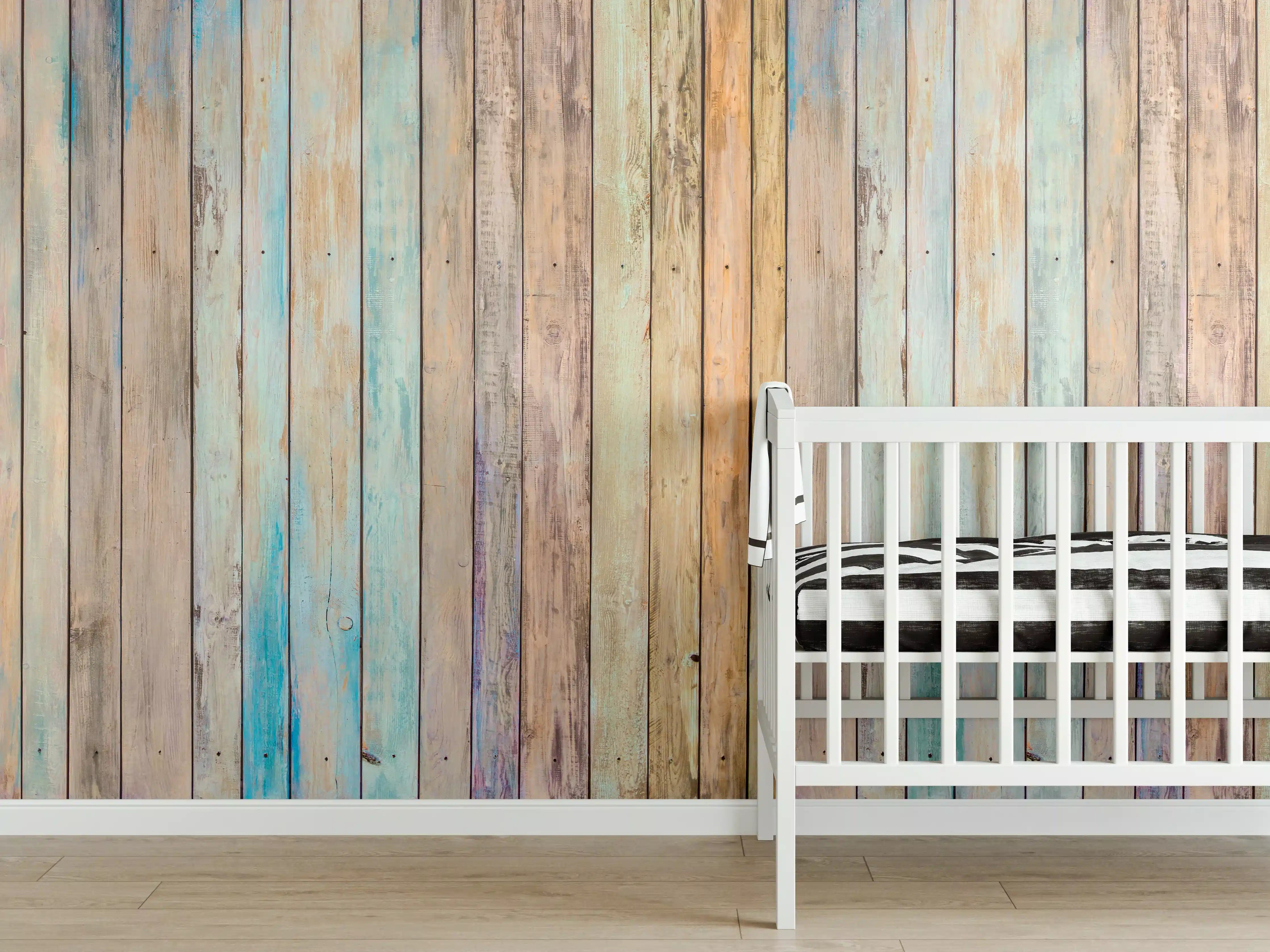 Babyzimmer Wandgestaltung - vielfarbiger Hintergrund - alte Holzplanken