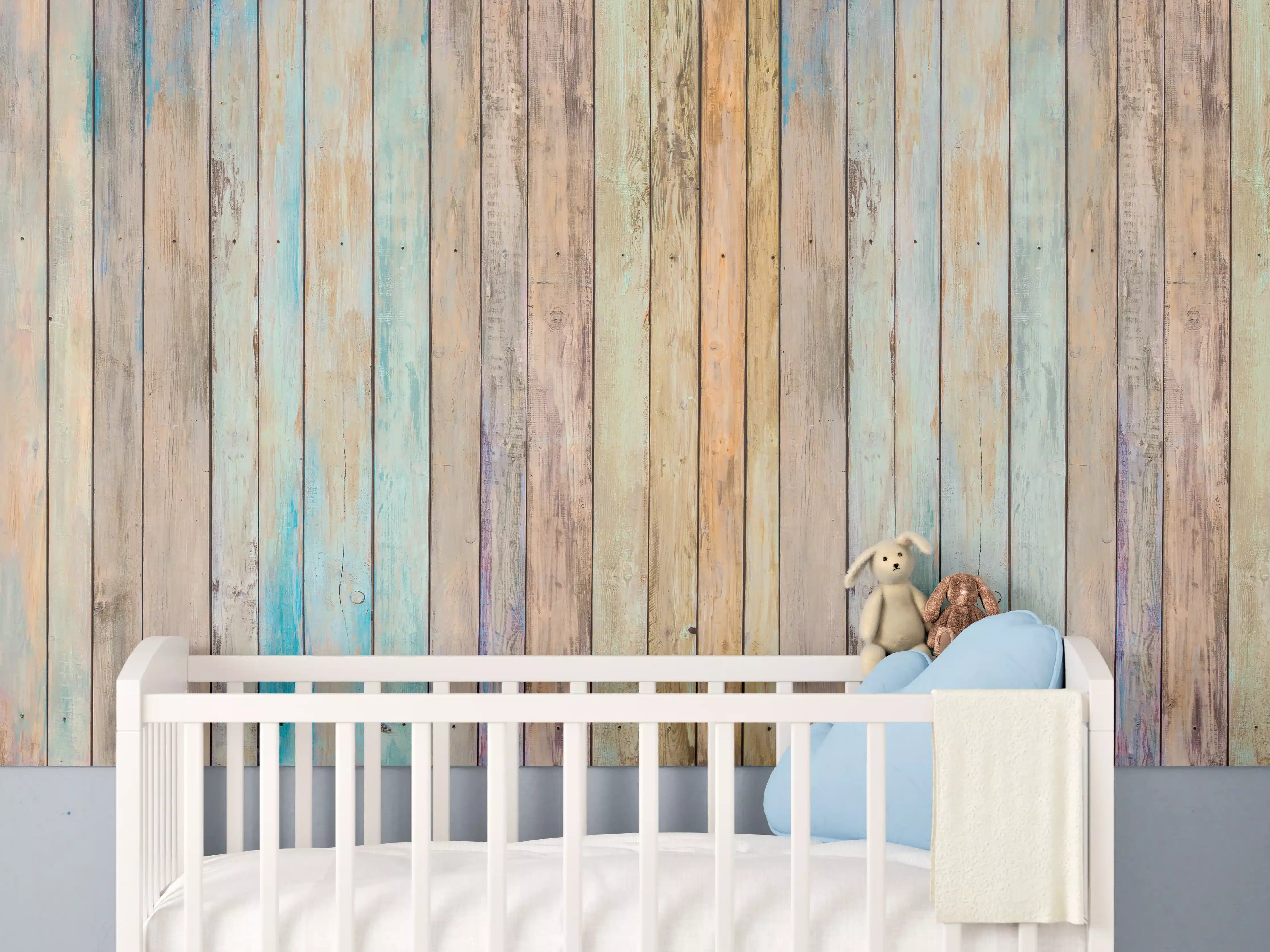 Babyzimmer Wandgestaltung - vielfarbiger Hintergrund - alte Holzplanken