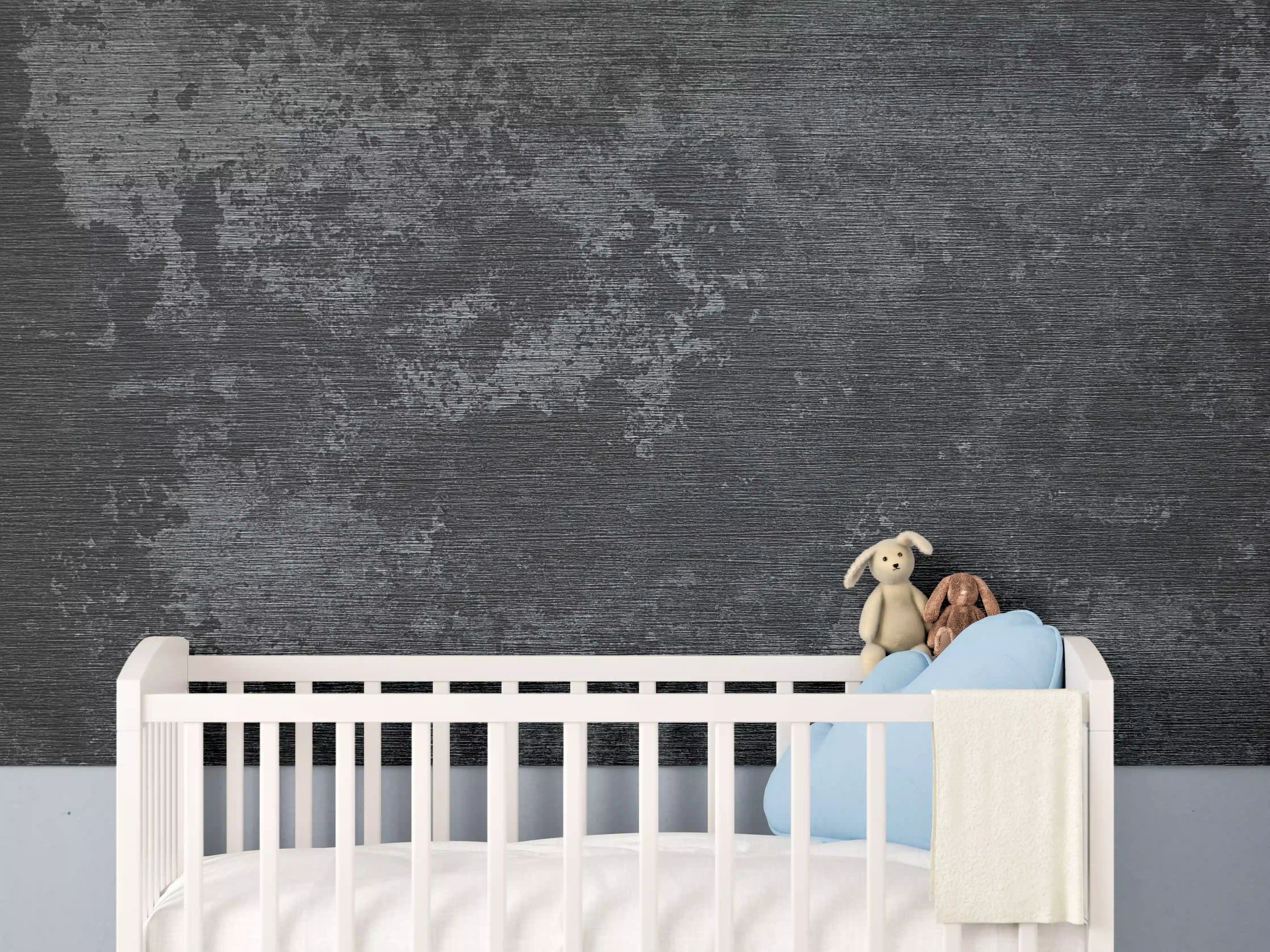 Babyzimmer Wandgestaltung - wild gebürstetes Metall