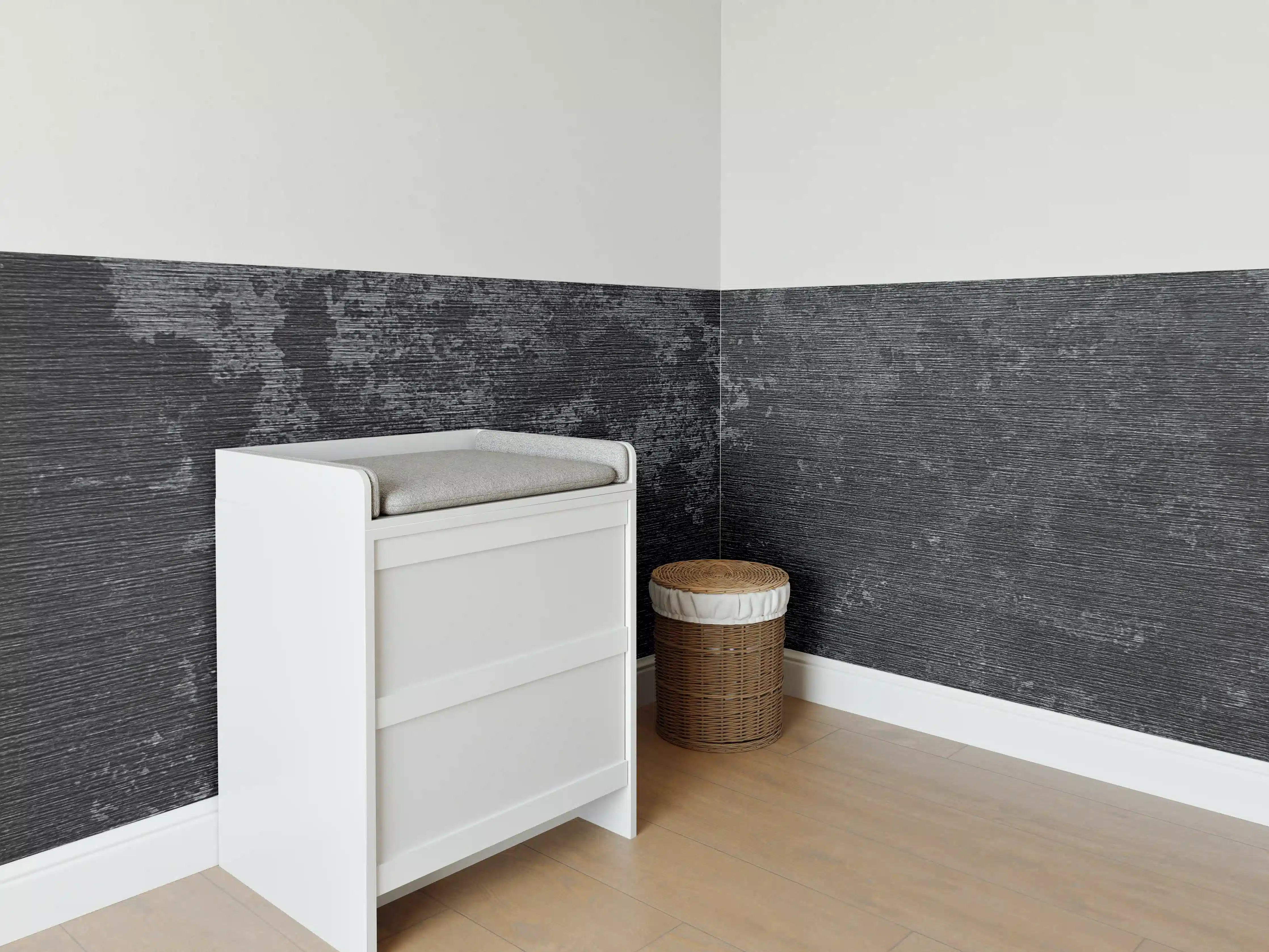 Babyzimmer Wandgestaltung - wild gebürstetes Metall