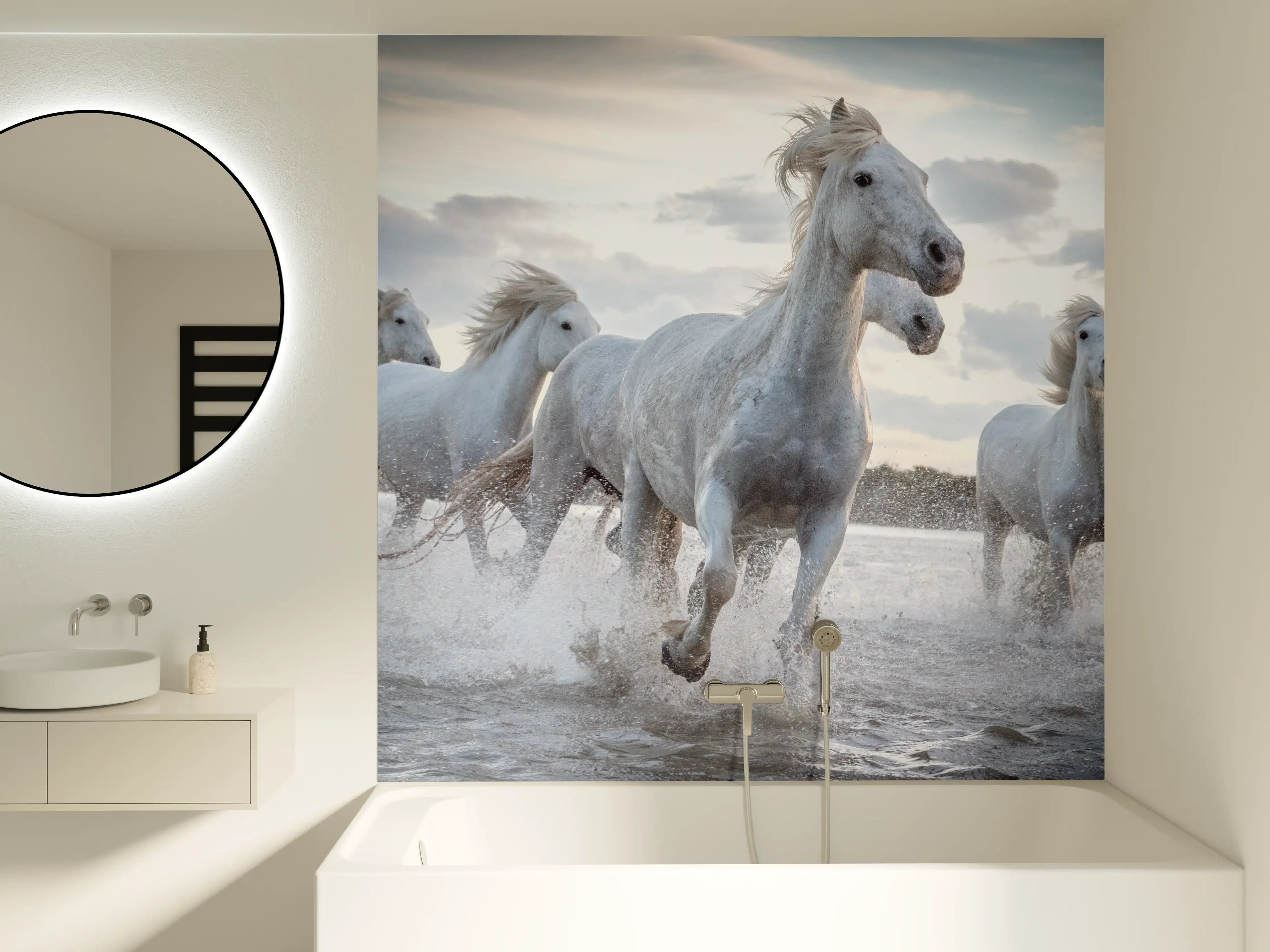 Badewannen-Rückwand -  lebhafte Pferdeherde in Camargue