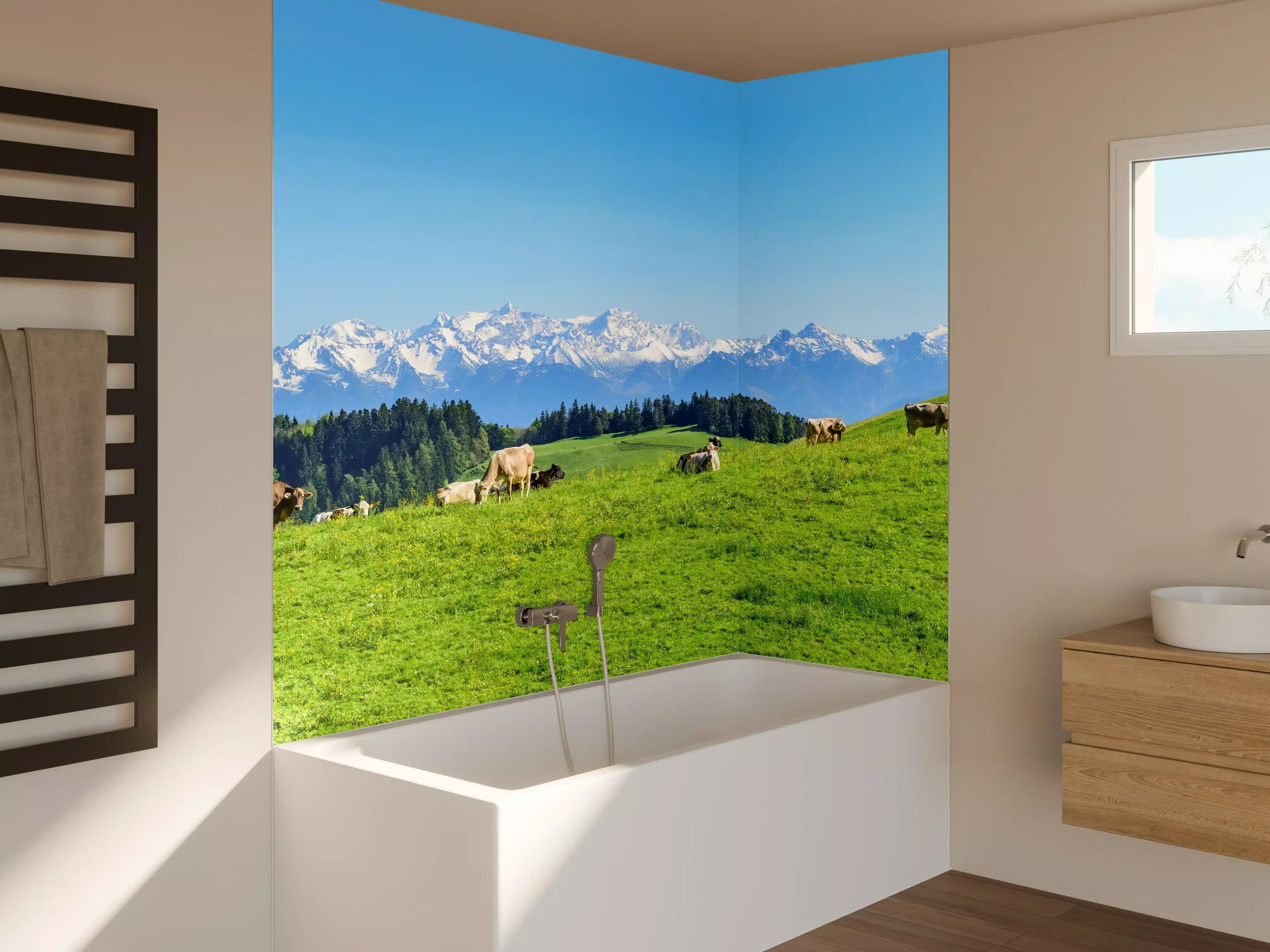 Badewannen-Rückwand - Almwiese mit Kühen und Alpenblick