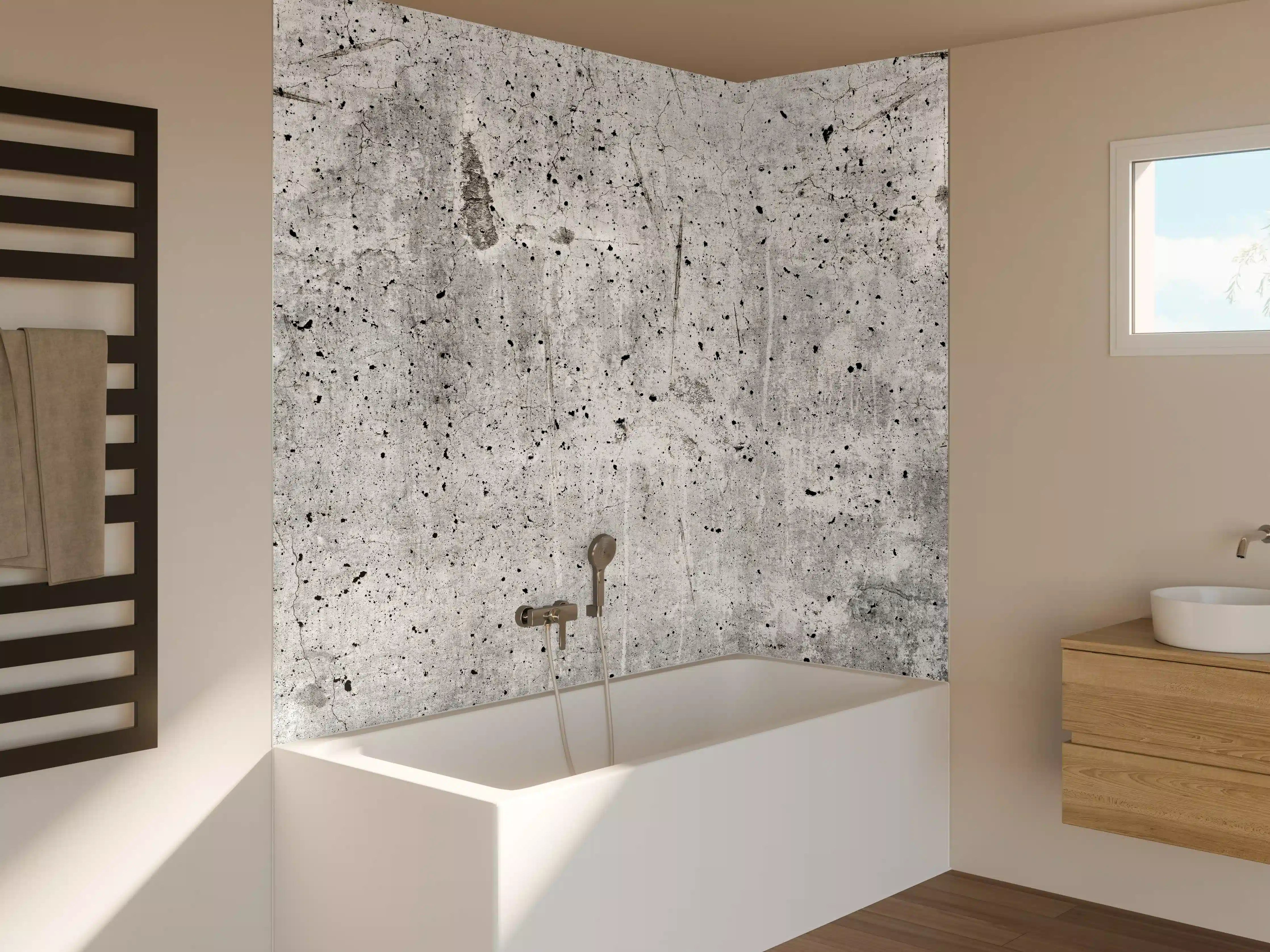 Badewannen-Rückwand - Alte graue Betonwand